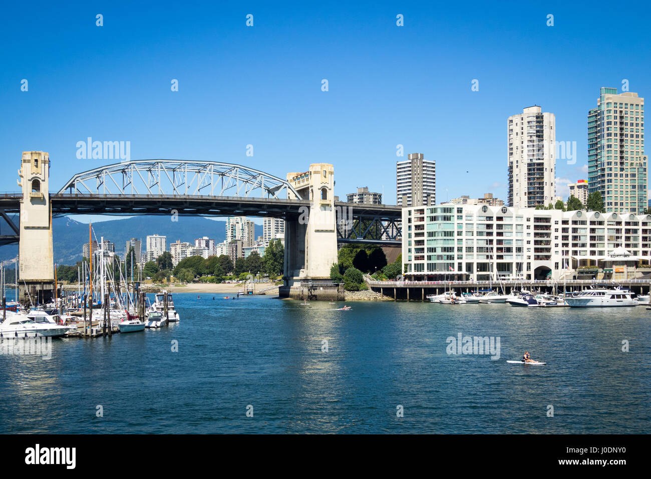 Ein Blick auf die Burrard Street Bridge in Vancouver, British Columbia, Kanada. Stockfoto