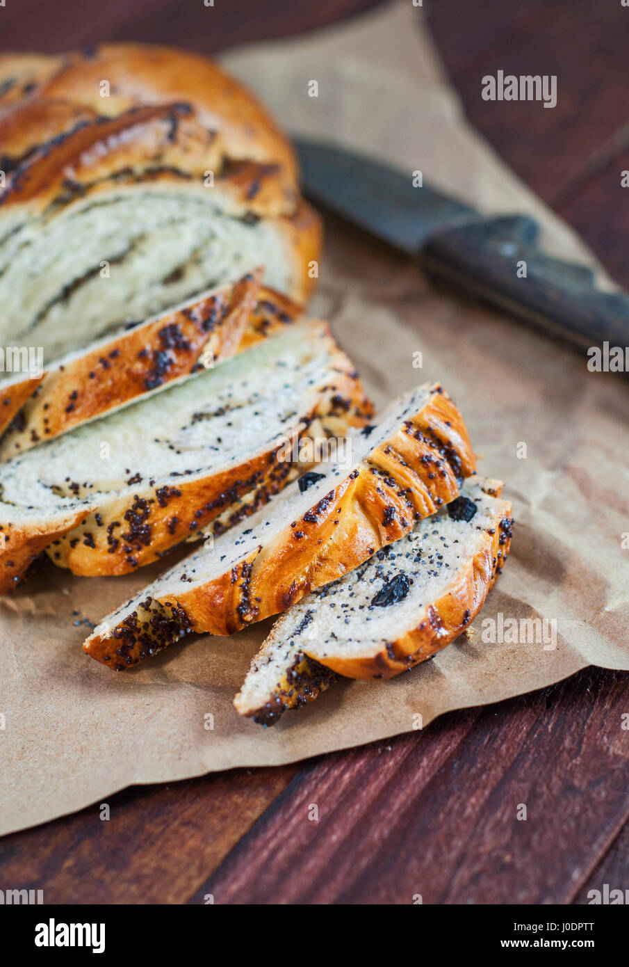 In Scheiben geschnittenen Brötchen mit Mohn und Rosinen, Nahaufnahme Stockfoto