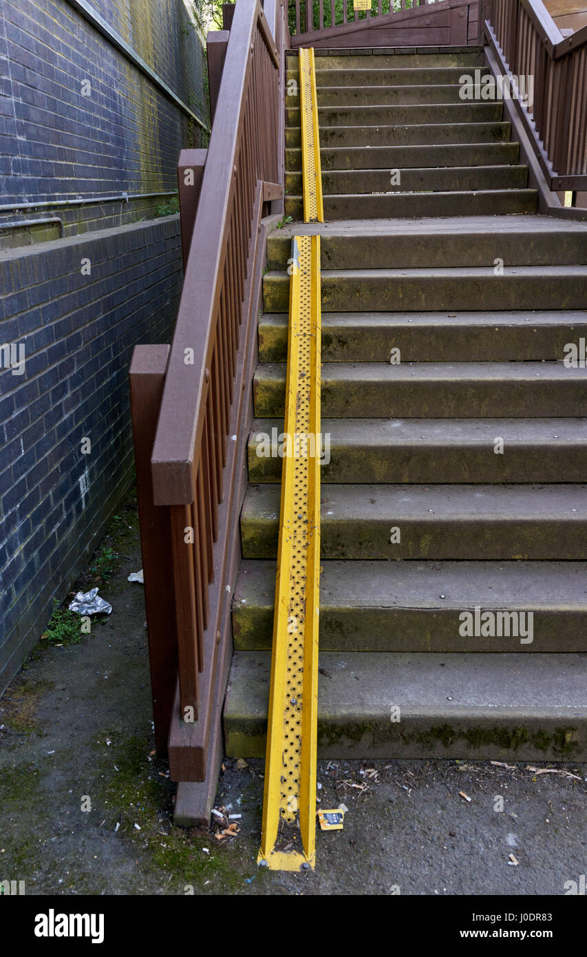 Eine Fahrrad-Treppe mit Rampe erhltlich, die macht es zugänglich für  Radfahrer Stockfotografie - Alamy