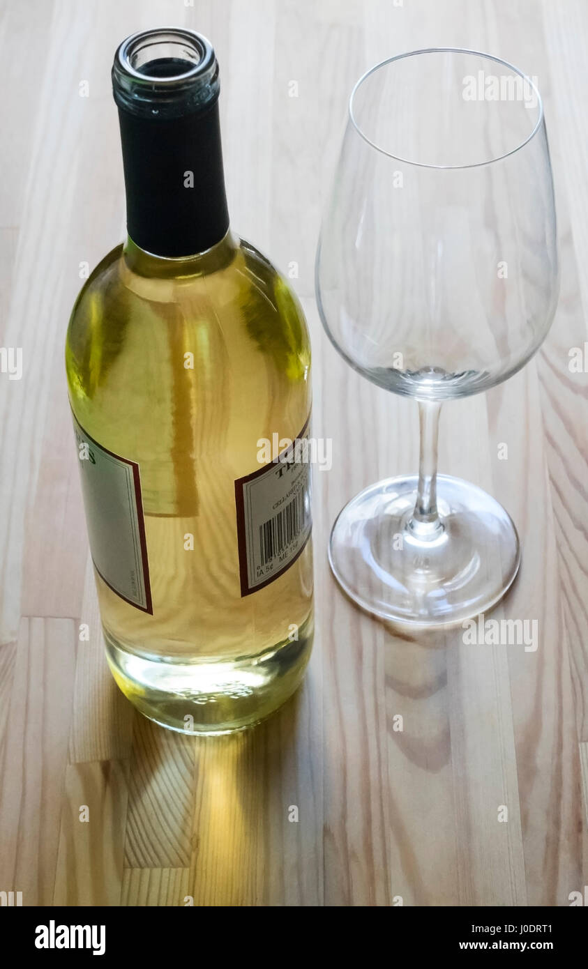 Eine offene Flasche Pinot Grigio und Glas Tarder Joe Stockfoto