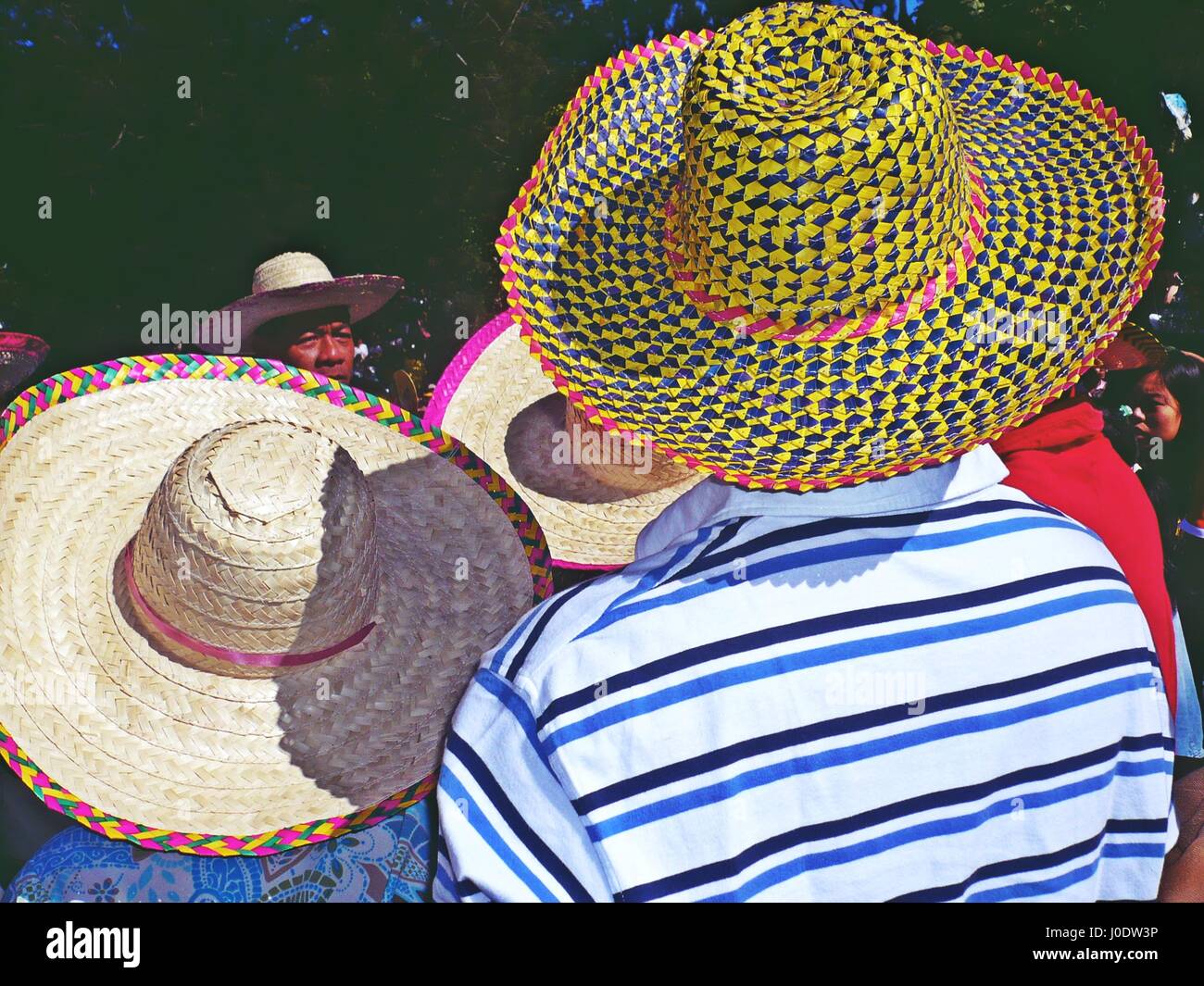 Eine Gruppe von Menschen tragen bunte Strohhüte während einer Blume Festival Parade in Baguio City, Philippinen Stockfoto