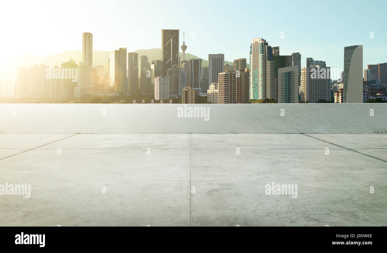 Leere Dach Top Parkplatz mit modernen Stadt Skyline, morgens Sonnenaufgang Szene. Stockfoto