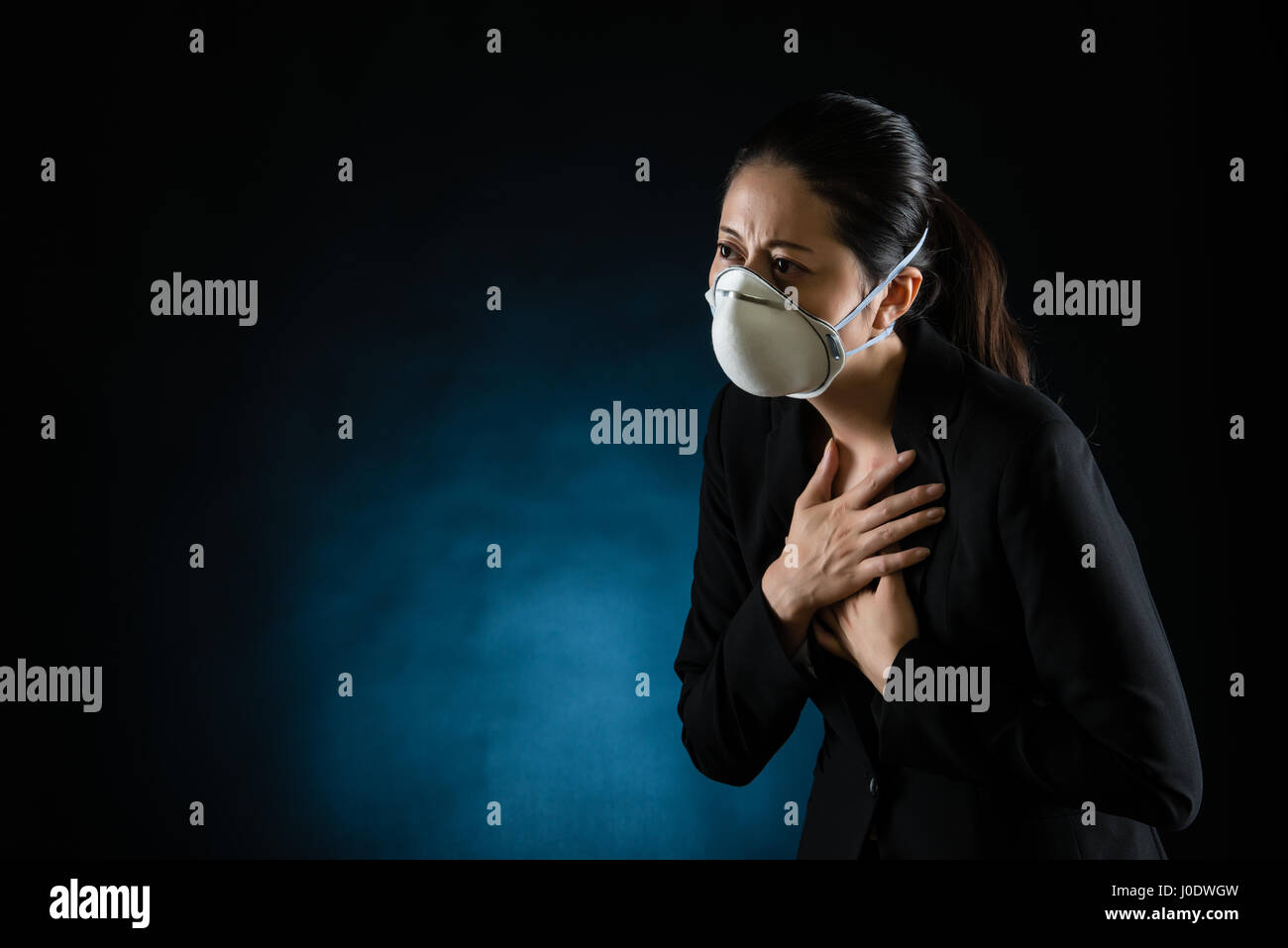 Krankheit-Geschäftsfrau Unwohlsein tragen eine Gesichtsmaske mit Lunge Virus oder Verschmutzung. asiatische chinesische Modell Mischlinge Stockfoto