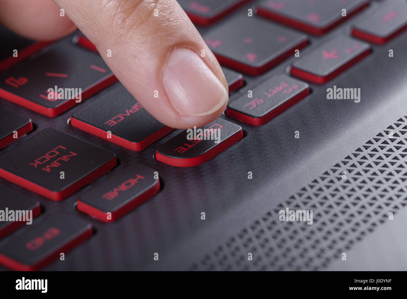 Finger schieben löschen-Taste auf der Laptoptastatur Stockfoto
