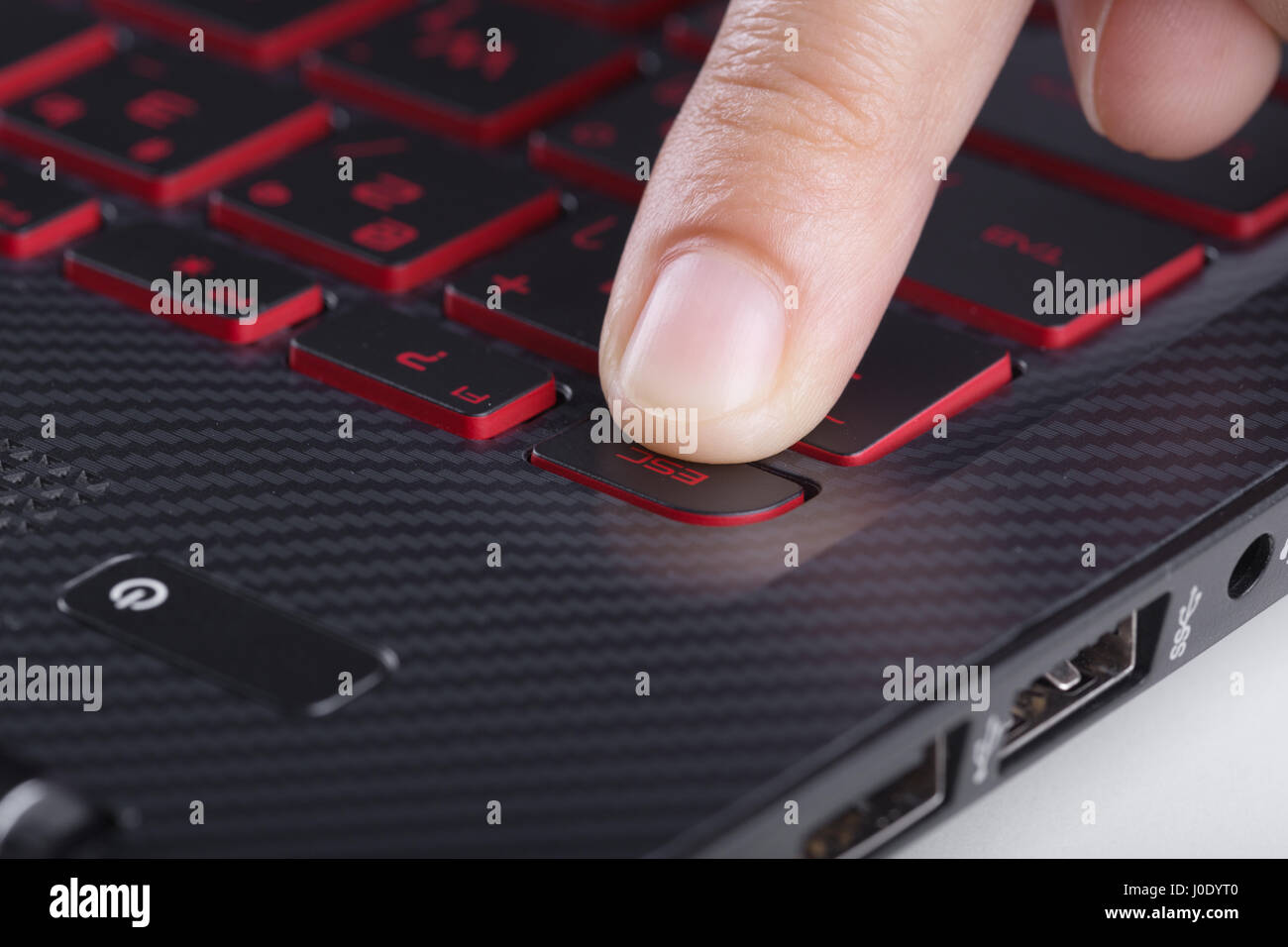 Finger drücken esc-Taste auf der Laptoptastatur Stockfoto