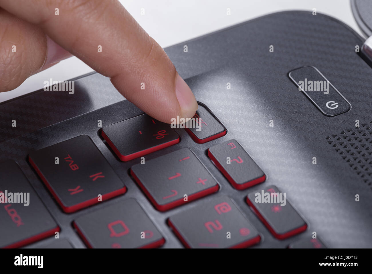 Finger drücken esc-Taste auf der Laptoptastatur Stockfoto