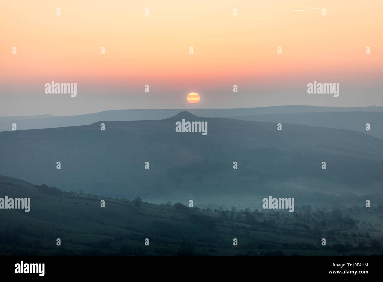 Sonnenaufgang am Mam Tor, in der Nähe von Castleton, Peak District, Derbyshire.  Aussicht vom Gipfel des Mam Tor in Hope Valley suchen. Stockfoto