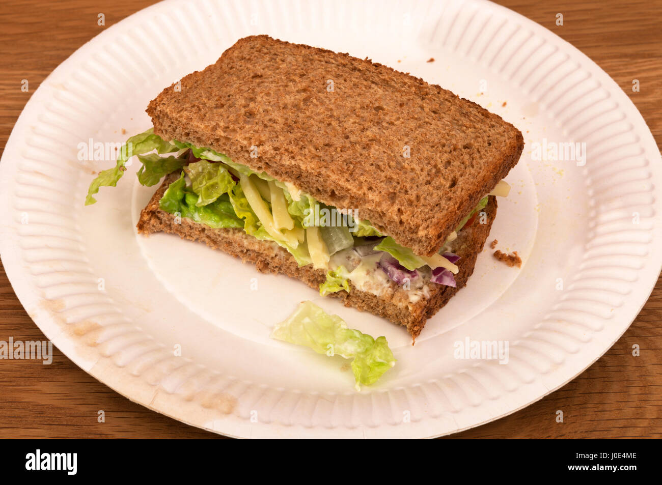 Käse und Salat-Sandwich mit Schwarzbrot Stockfoto