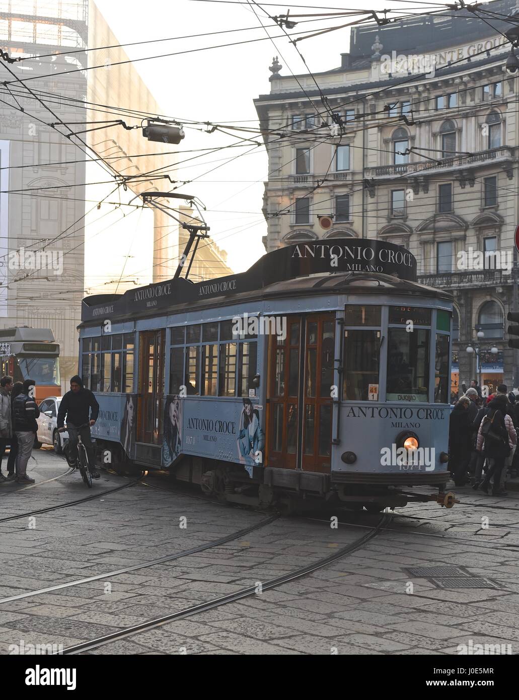 belebten Straßenecke in Mailand in der Abend-Sonne Stockfoto