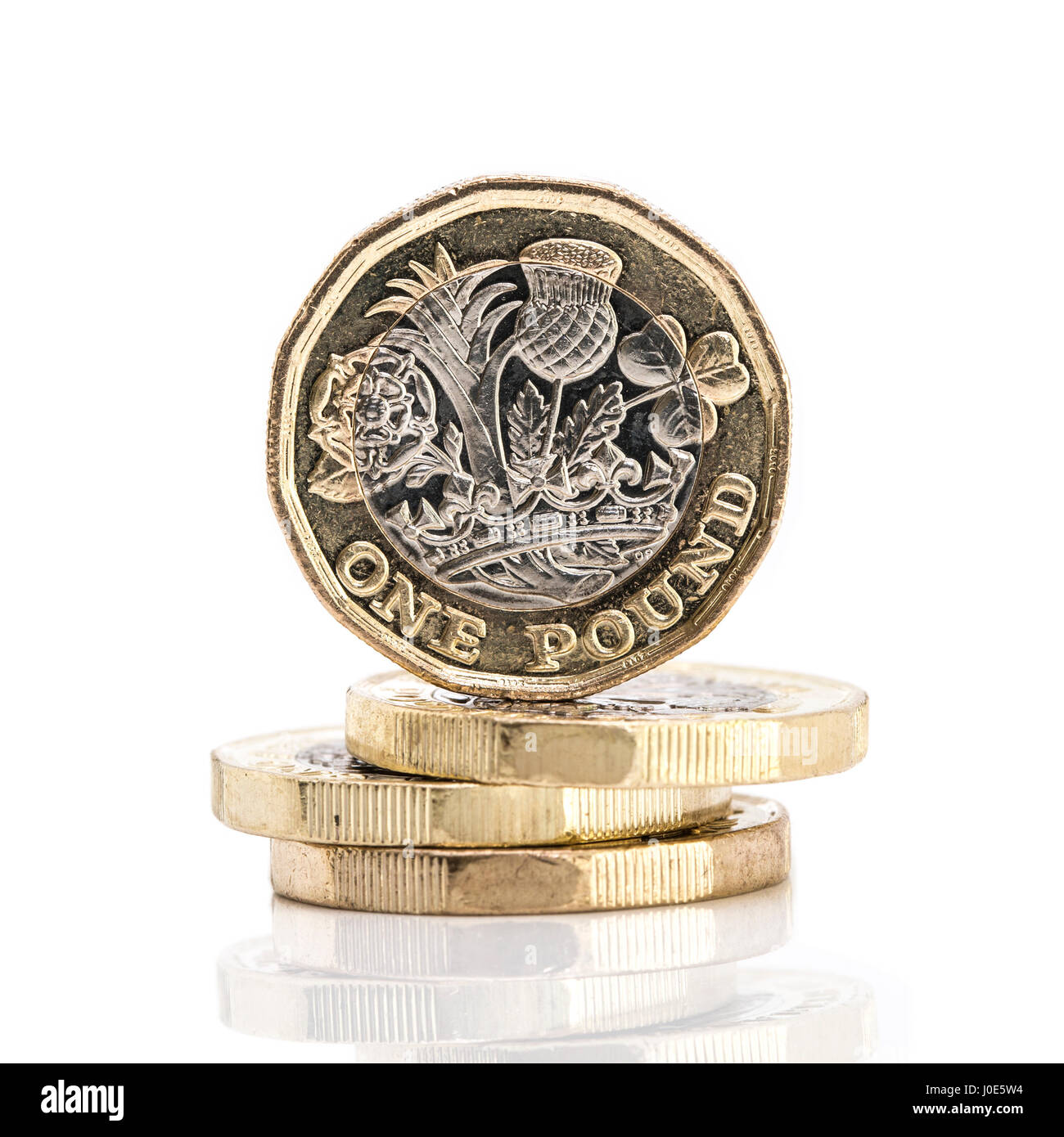 SWINDON, UK - APRIL 06, 2017:4 neue ein-Pfund-Münzen auf weißem Hintergrund Stockfoto