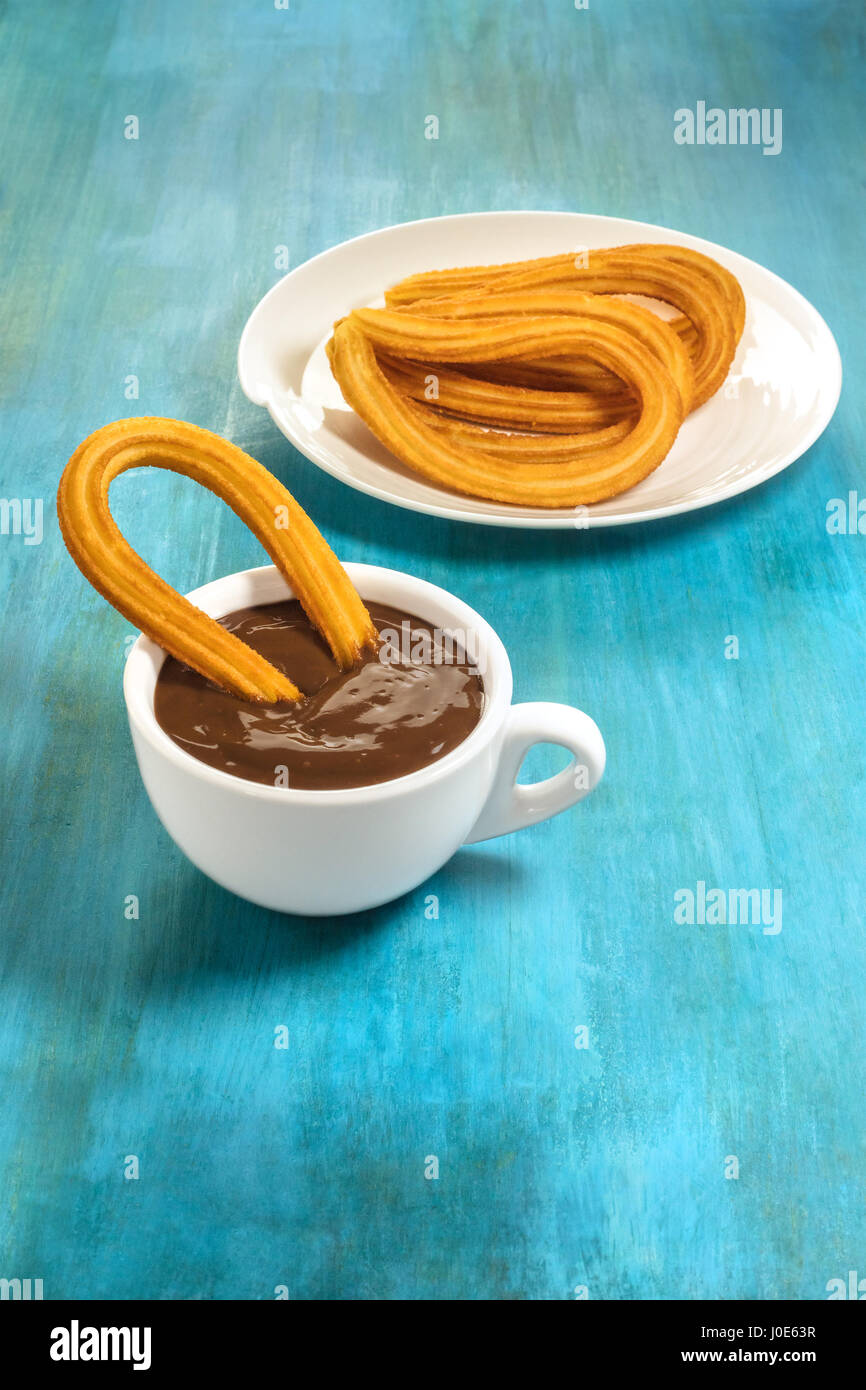 Churros mit heißer Schokolade, traditionellen spanischen Frühstück Stockfoto