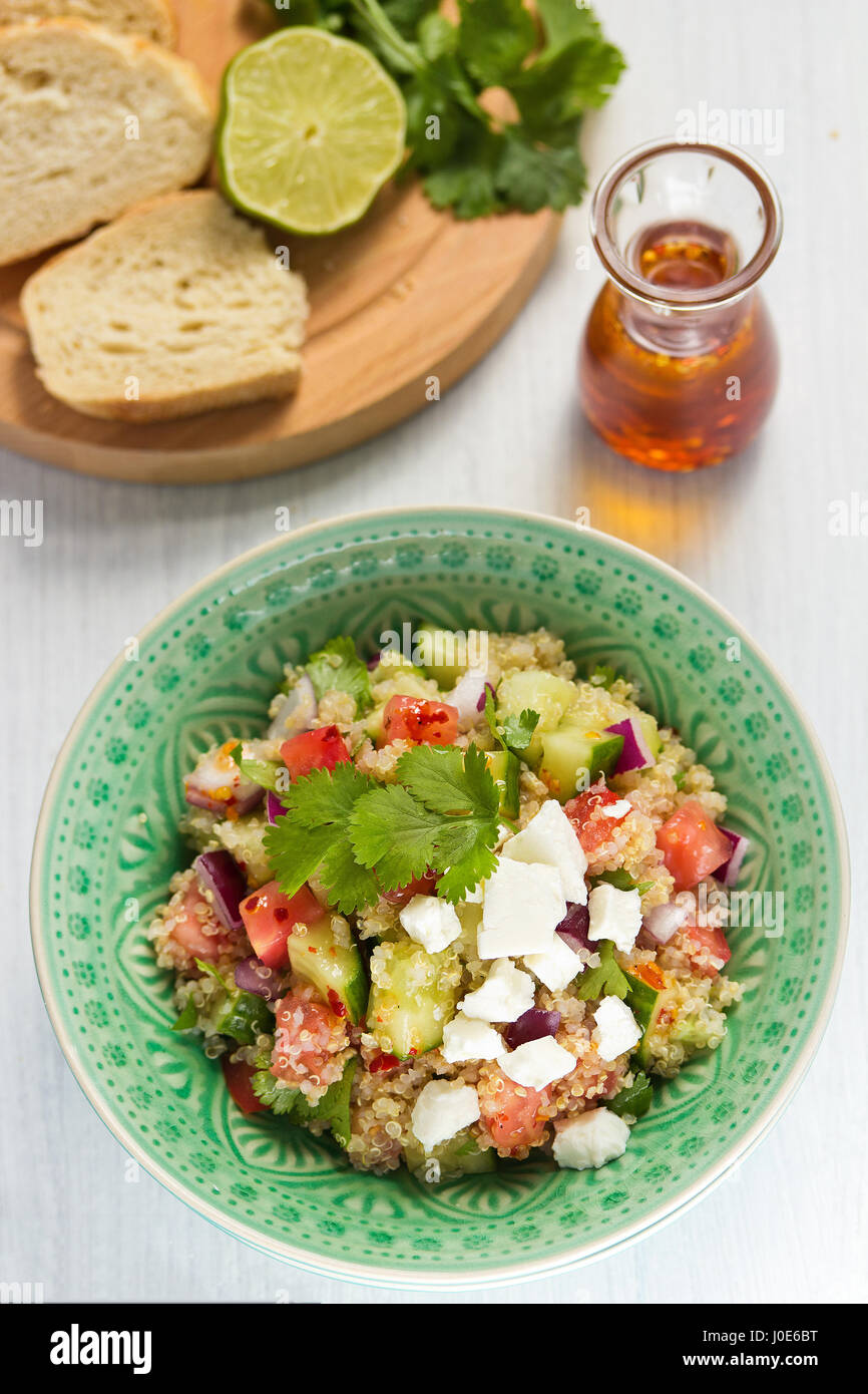 Taboulé mit Quinoa, Tomaten, Gurken, garniert mit Feta-Käse und Koriander Stockfoto