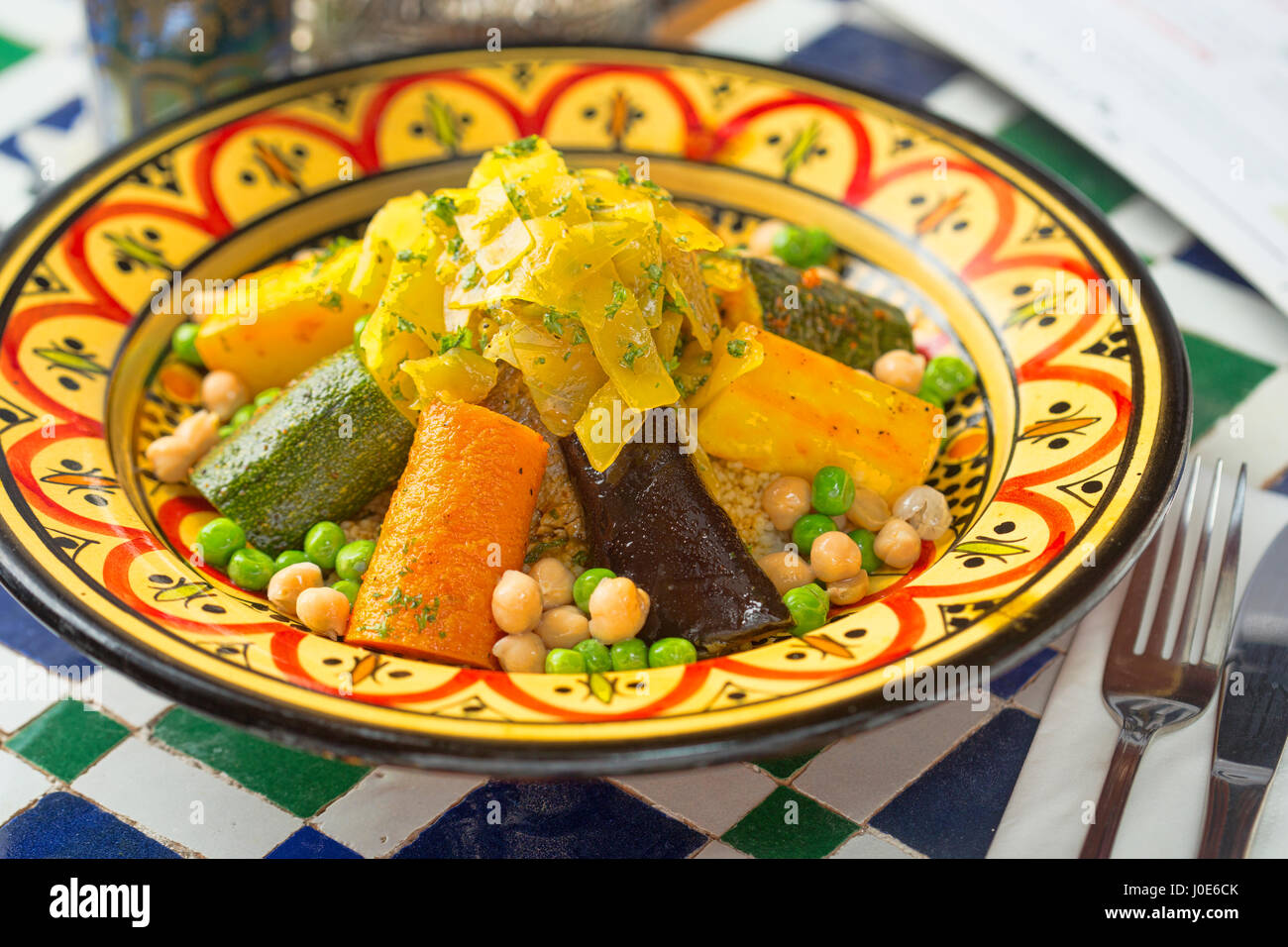 Marokkanischer Couscous mit Gemüse Stockfoto