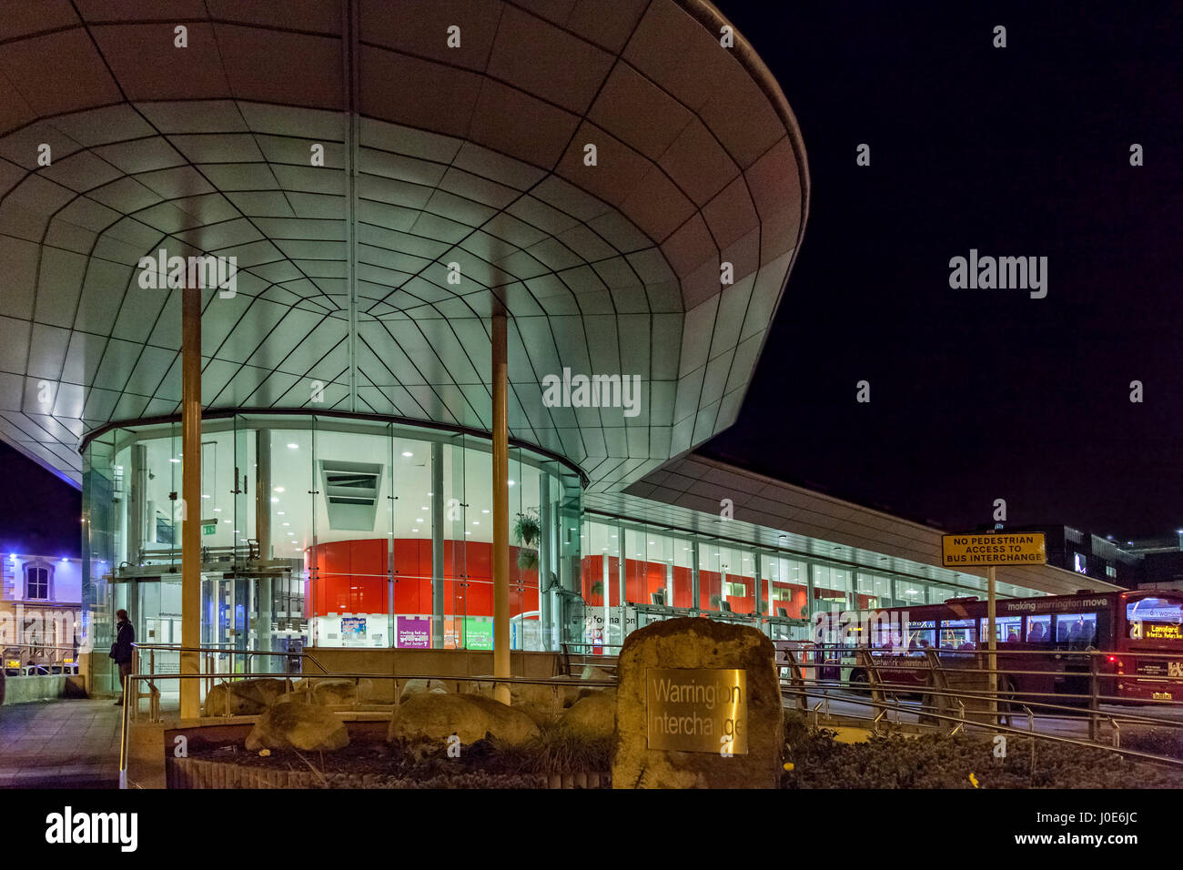 Warrington Busbahnhof in der Nacht. Stockfoto