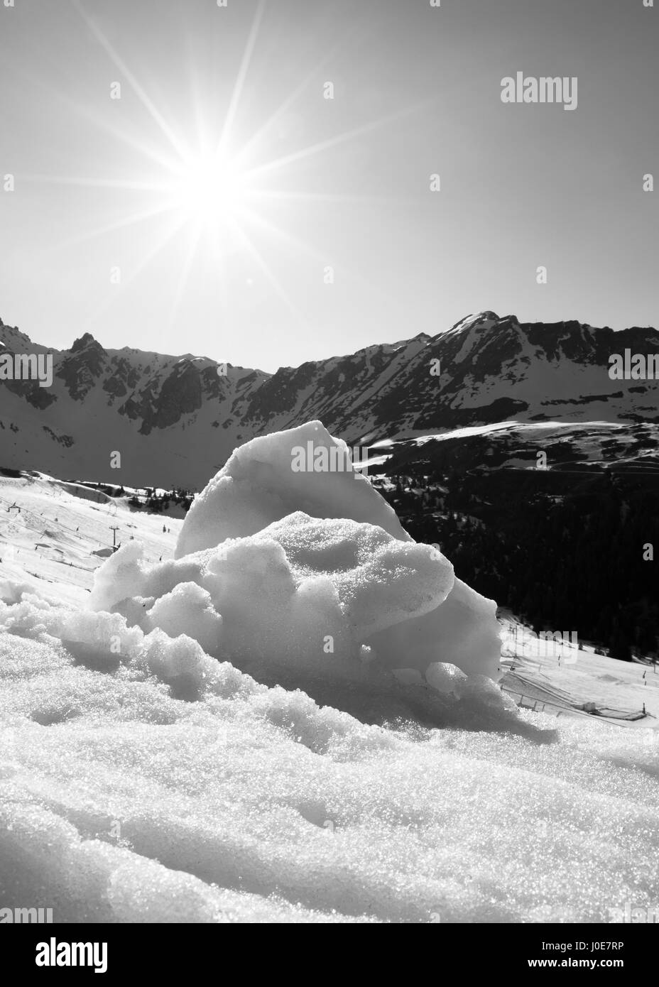 Sping Schnee auf den Bergen Sonne Stockfoto