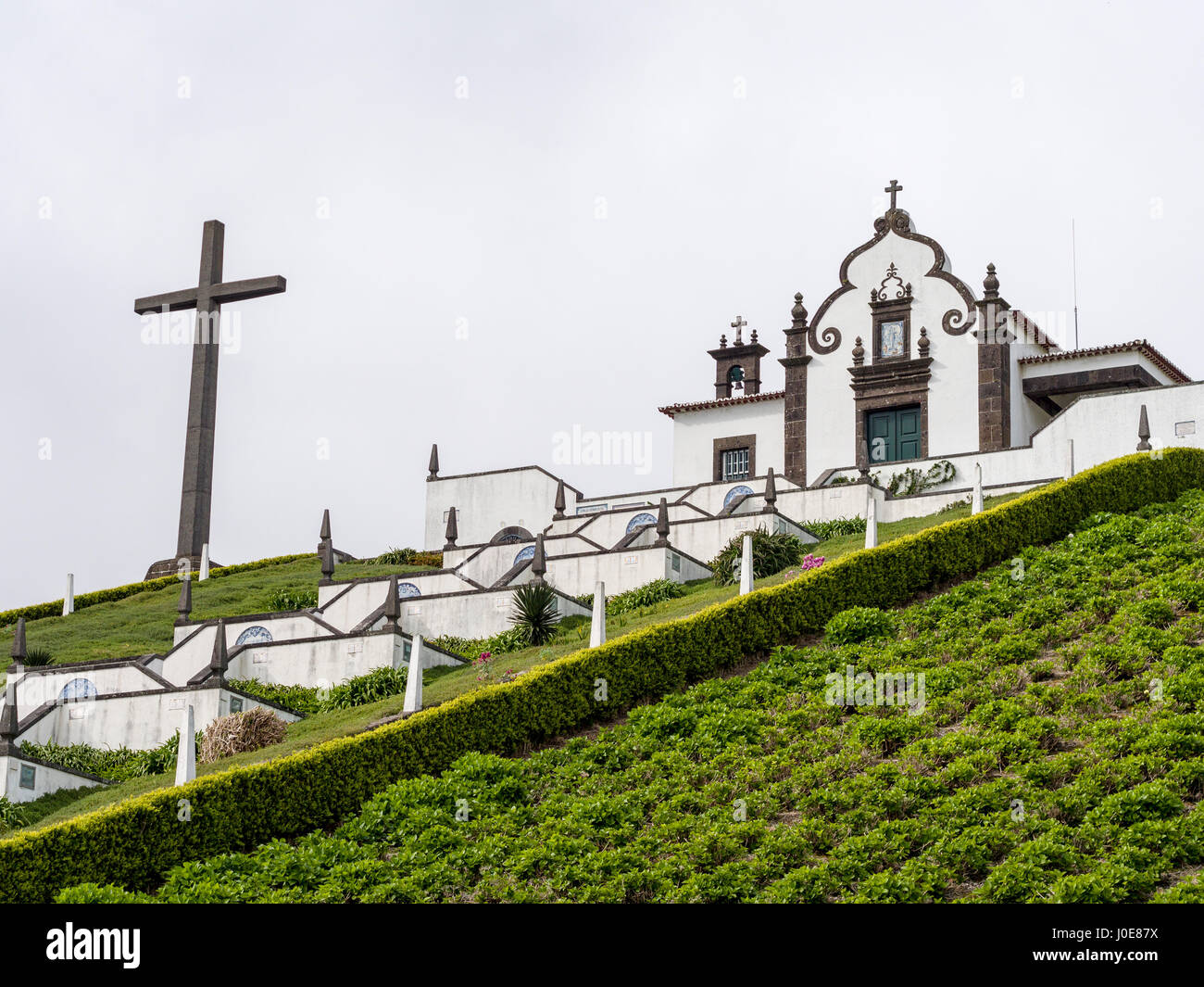 Unserer lieben Frau des Friedens Kapelle mit Kreuz. Der Nossa Senhora da Paz, Wallfahrtsort, liegt auf einem Hügel mit Panoramablick von Vila Franca Do Campo Stockfoto