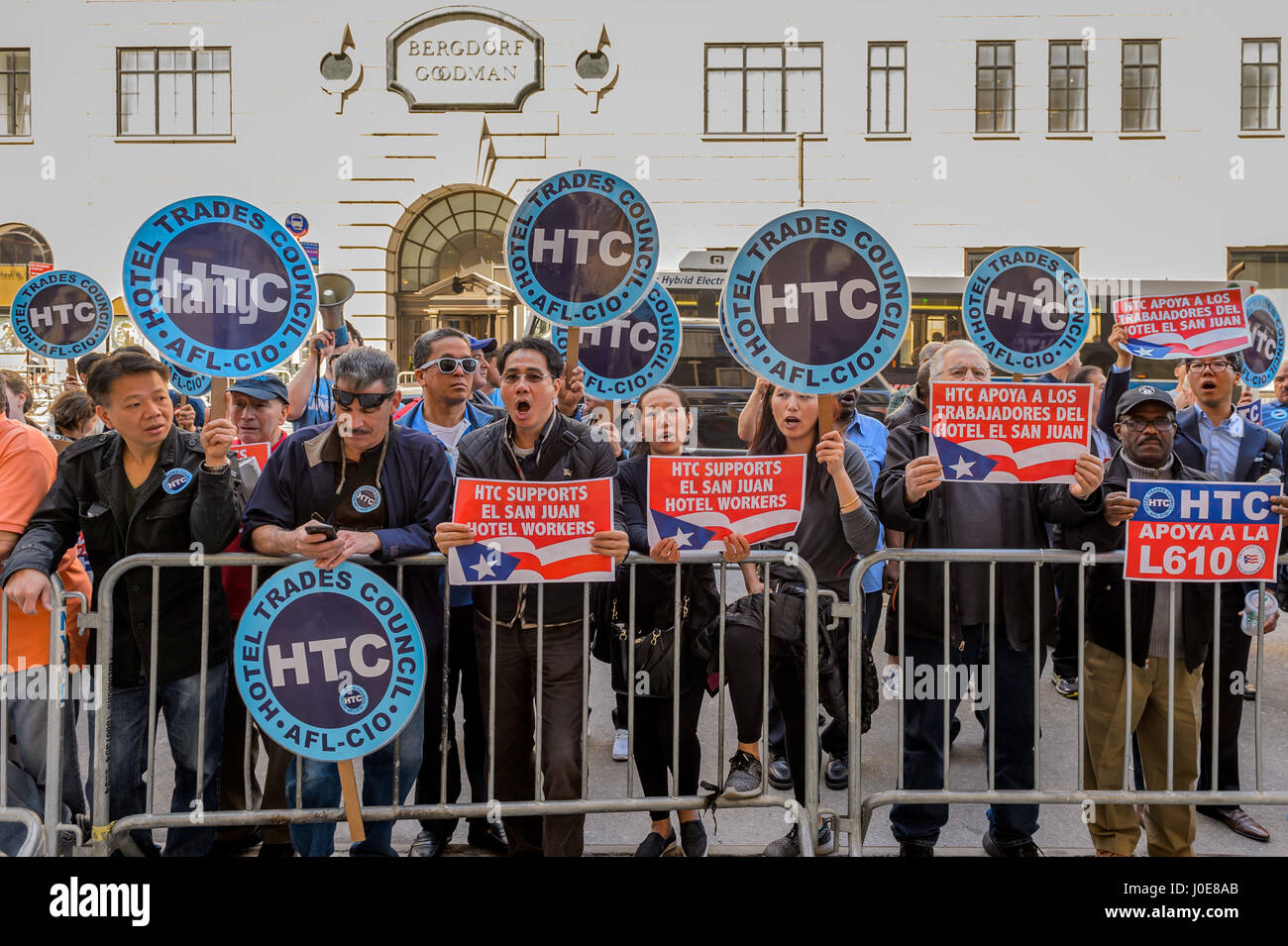 New York, New York, USA. 11. April 2017. Arbeiter aus dem New Yorker Hotel & Motel Trades Council organisiert Protest am 11. April 2017; gegen grundlegende Finanzberater, Besitzer von El San Juan Hotel, für die Misshandlung und Ausbeutung von Arbeitnehmern Hotel in Puerto Rico. Am Montag begann grundlegende Finanzberater, einer amerikanischen Hedge-Fonds eine Rolle spielen auf der Puerto-Ricanischen Schuldenkrise, langjährige Mitarbeiterinnen mit jüngeren Frauen - zu ersetzen und sich weigerte, einen fairen Arbeitsvertrag verhandeln. Bildnachweis: Pazifische Presse/Alamy Live-Nachrichten Stockfoto