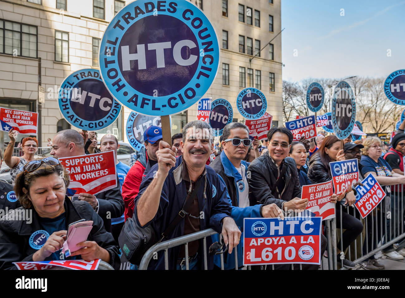 New York, New York, USA. 11. April 2017. Arbeiter aus dem New Yorker Hotel & Motel Trades Council organisiert Protest am 11. April 2017; gegen grundlegende Finanzberater, Besitzer von El San Juan Hotel, für die Misshandlung und Ausbeutung von Arbeitnehmern Hotel in Puerto Rico. Am Montag begann grundlegende Finanzberater, einer amerikanischen Hedge-Fonds eine Rolle spielen auf der Puerto-Ricanischen Schuldenkrise, langjährige Mitarbeiterinnen mit jüngeren Frauen - zu ersetzen und sich weigerte, einen fairen Arbeitsvertrag verhandeln. Bildnachweis: Pazifische Presse/Alamy Live-Nachrichten Stockfoto