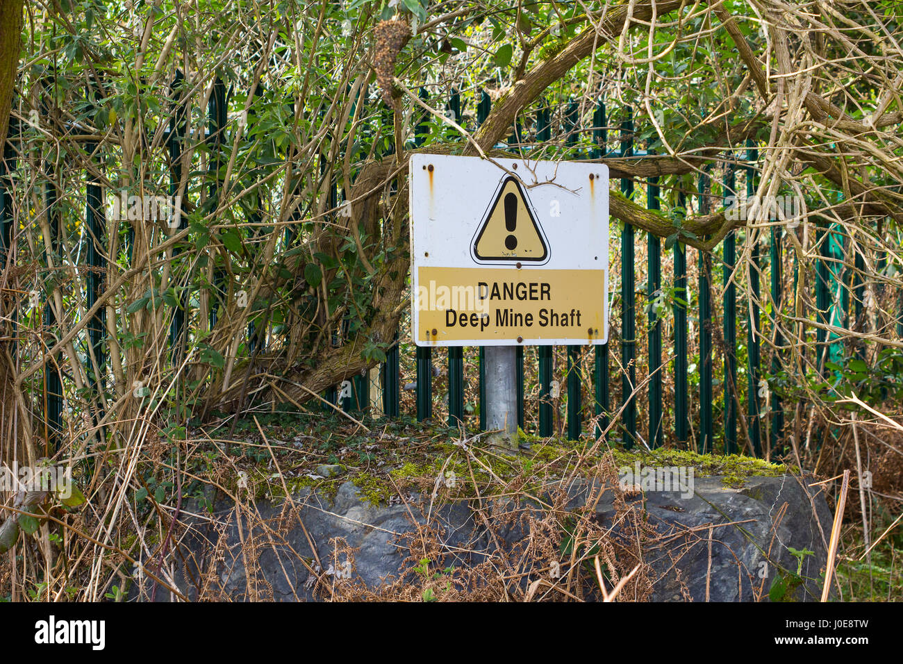 Gemeinderat Schild warnt vor den Gefahren der vielen stillgelegten und verlassene mine Wellen in der historischen 19. Jahrhundert Bleiminen in Conlig, Northern ich Stockfoto