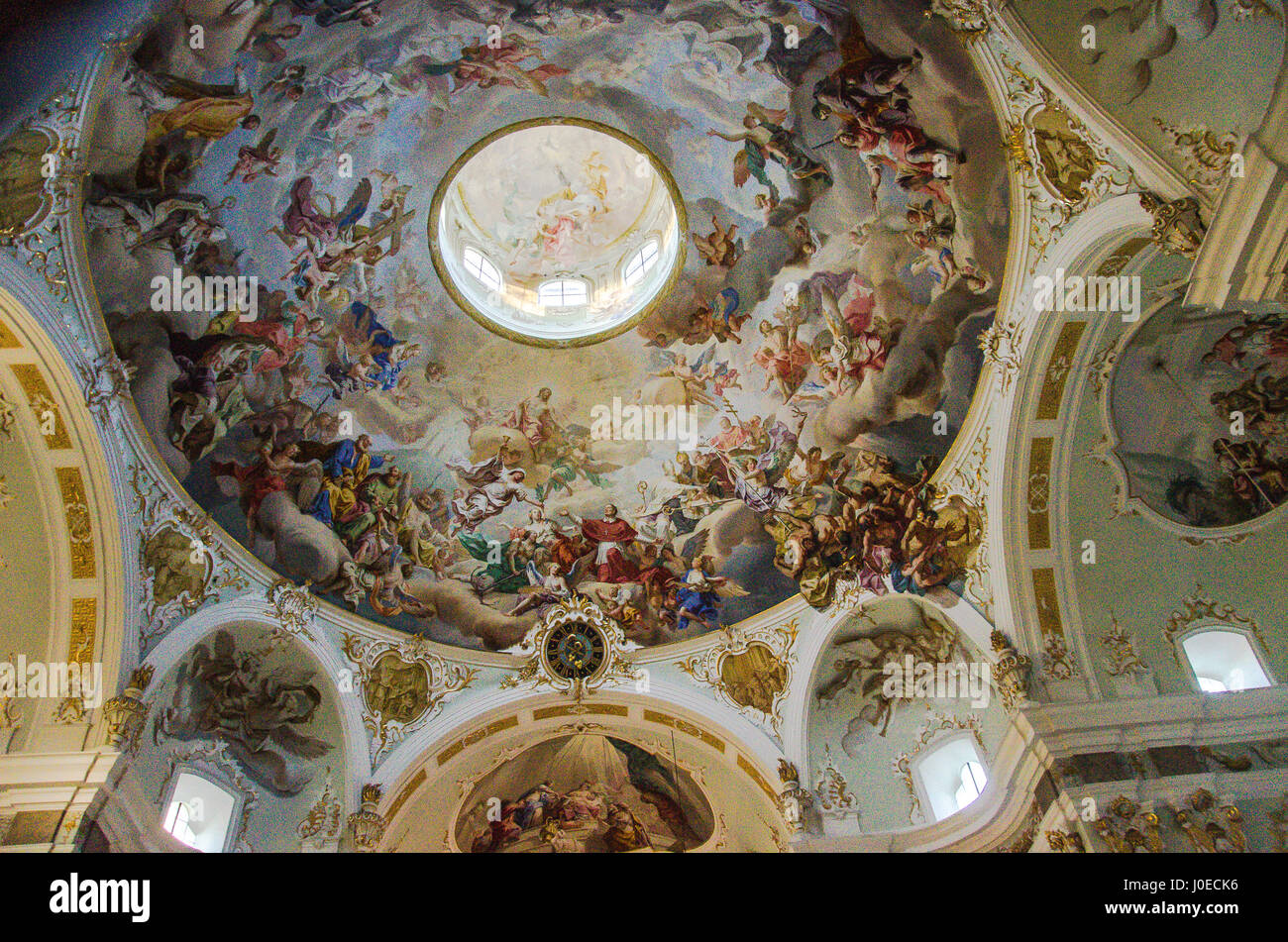 Eines der wichtigsten kulturellen Sehenswürdigkeiten von Volders ist die Kirche St. Karl, auch genannt die Klosterkirche Sankt Karl Borromäus gewidmet. Stockfoto