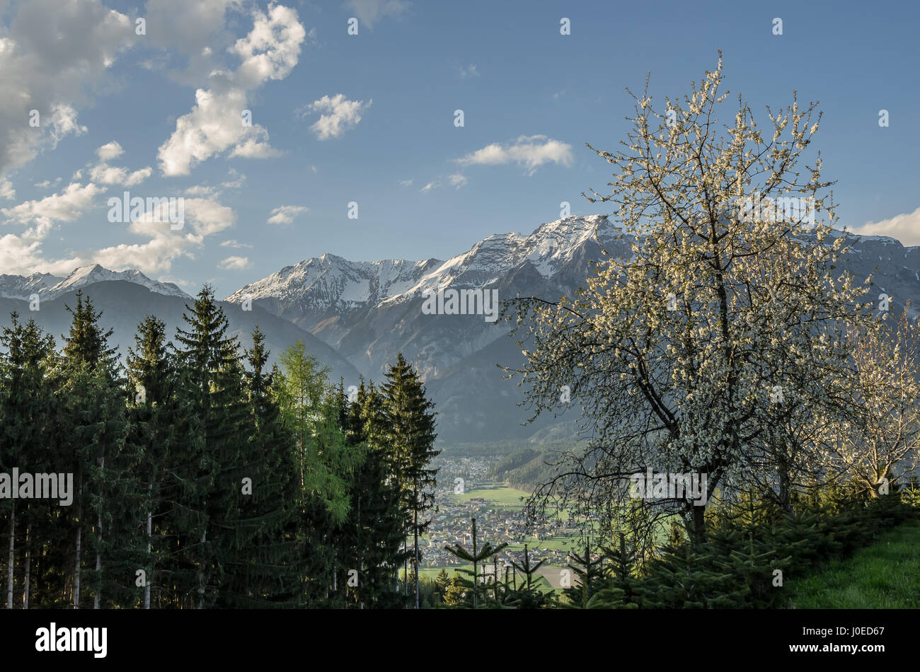 Das Zillertal ("Zillertal") entwässert ein Tal in Tirol in Österreich vom Fluss Ziller das breiteste Tal südlich von Inntal am meisten von Touristen besuchten Stockfoto