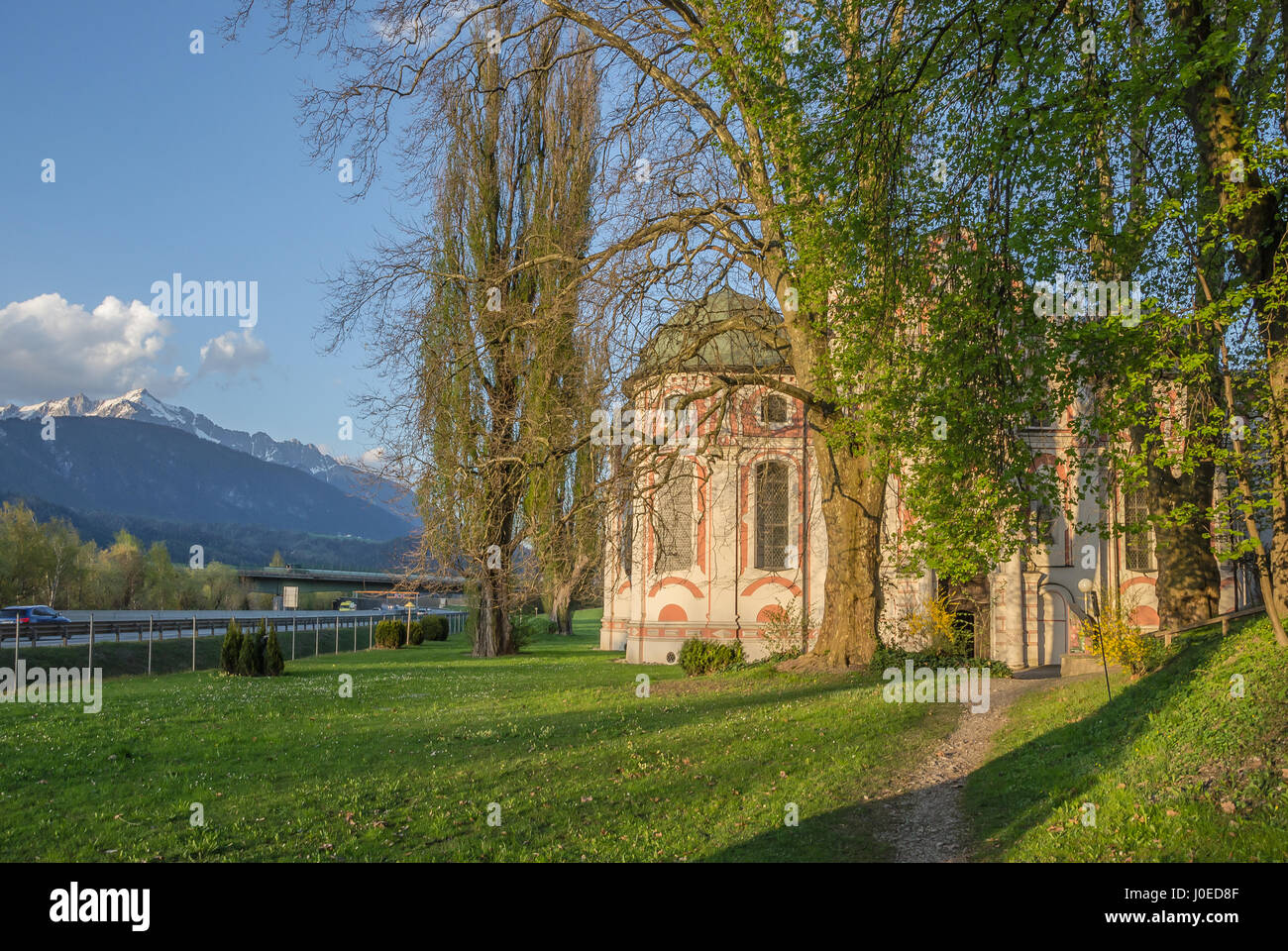 Eines der wichtigsten kulturellen Sehenswürdigkeiten von Volders ist die Kirche St. Karl, auch genannt die Klosterkirche Sankt Karl Borromäus gewidmet. Stockfoto