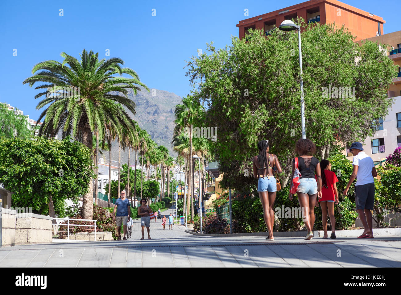 COSTA ADEJE, Teneriffa, Spanien - ca. Januar 2016: Zentrale Straßen führt am Strand La Pinta. Die Menschen gehen im Weg. Costa Adeje ist eine Stadt und Marquesa Stockfoto