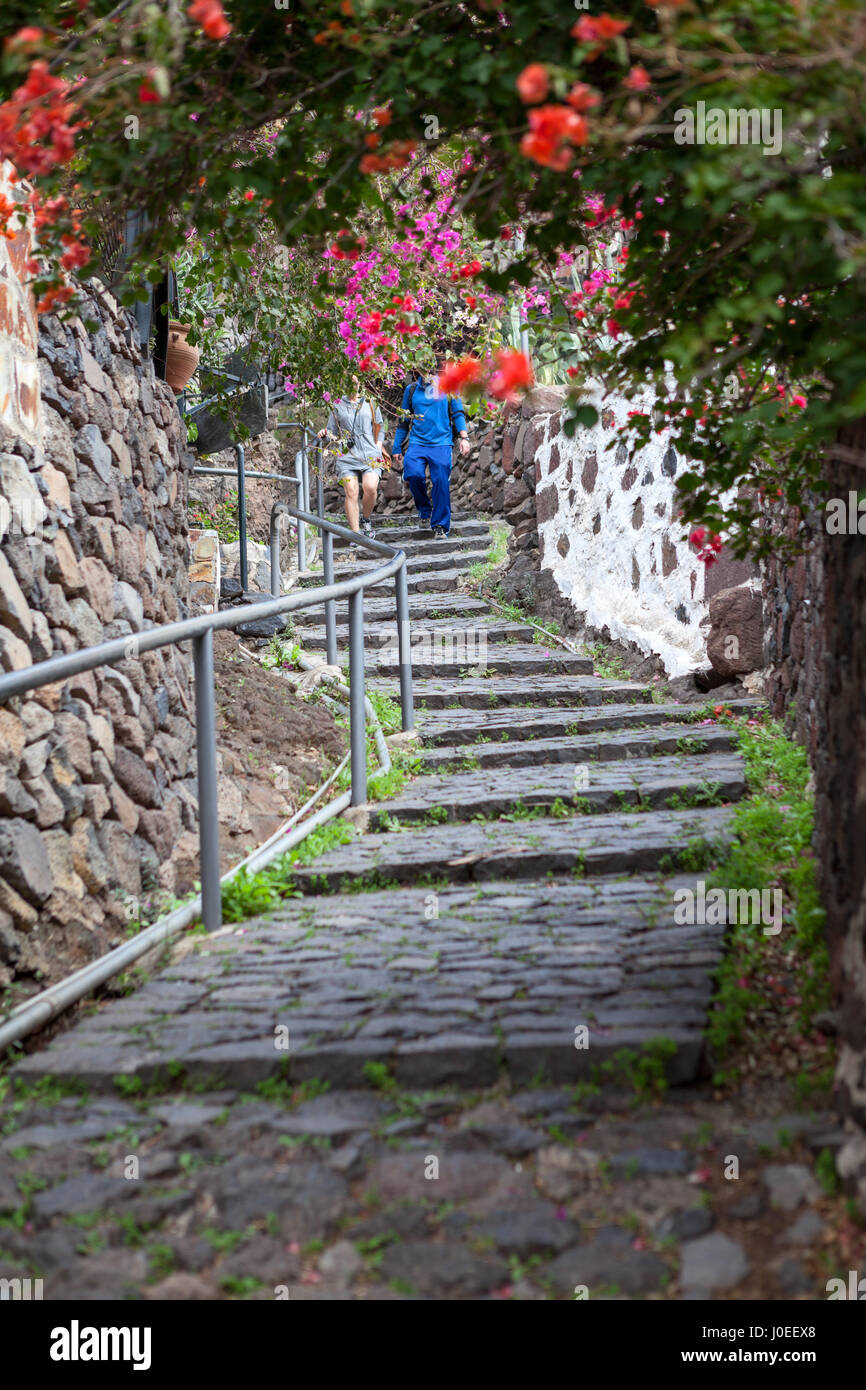 Passanten auf Treppe mit Steinen gepflastert. Abstieg im Dorf Masca. Masca ist ein kleines Dorf mit beliebter Wanderweg. Teneriffa, Kanarische, Spanien Stockfoto