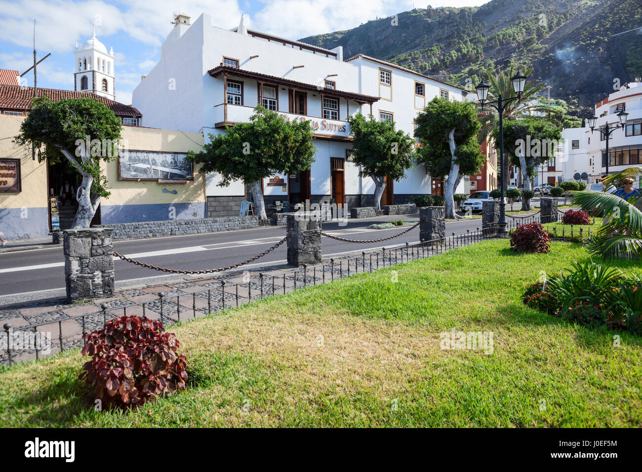 GARACHICO, Teneriffa, Kanarische, Spanien-ca. Januar 2016: der Hauptpromenade der Stadt Garachico. Schöne Straße mit Grünpflanzen. Kanarischen Inseln, Spanien, Stockfoto