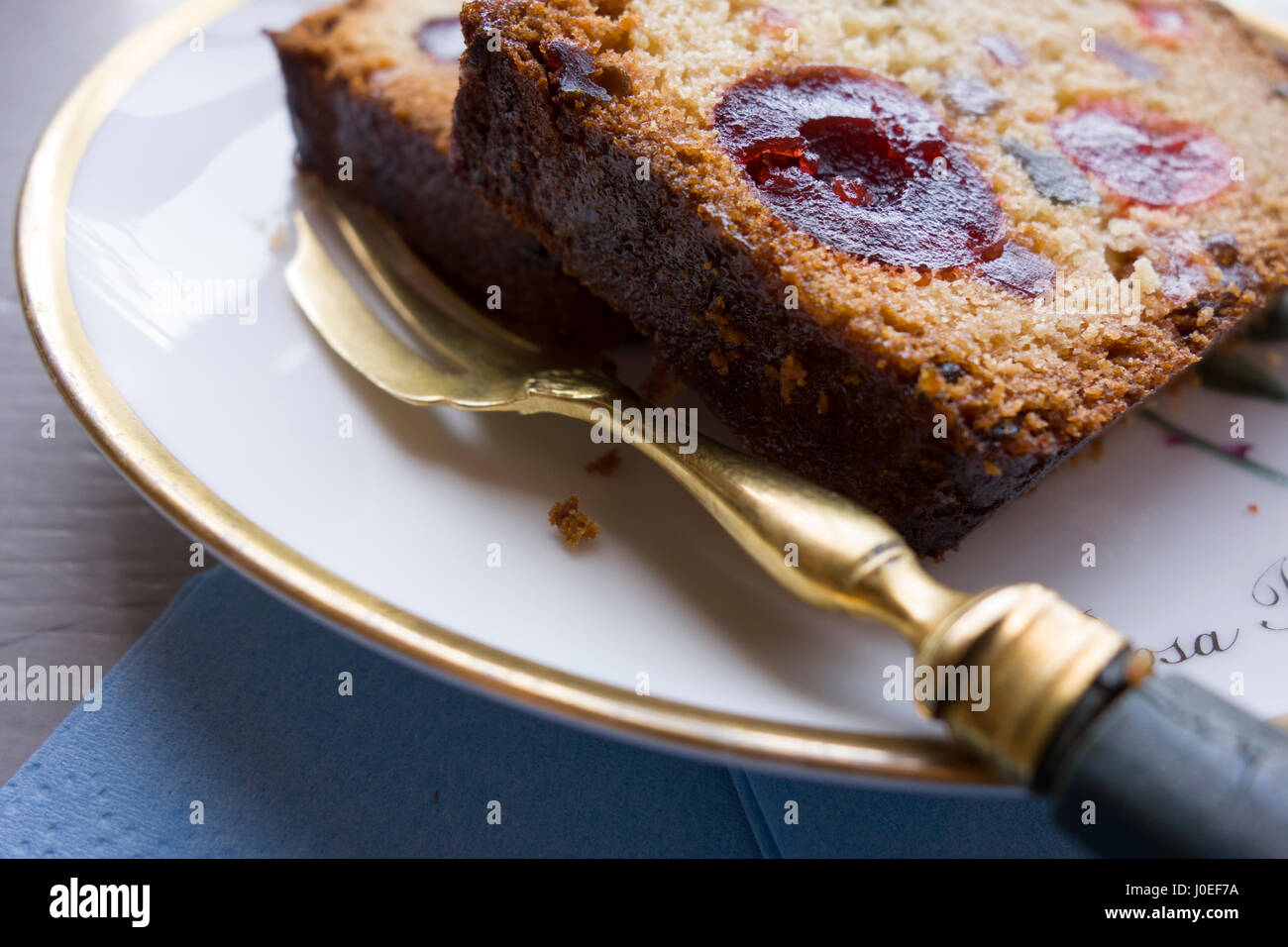 Scheiben von Frucht-Kuchen auf einem Teller mit Gabel Stockfoto