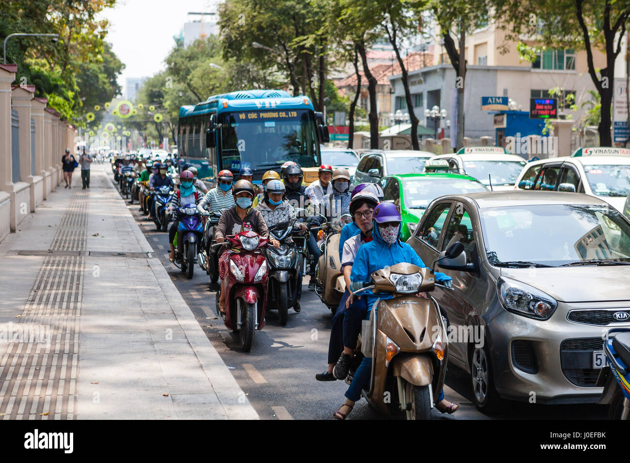 Ho-Chi-Minh-Stadt (Saigon), Vietnam - 7. März 2017: Schwerlastverkehr auf der Straße. Scooter ist beliebteste Transportmittel in Vietnam. Stockfoto