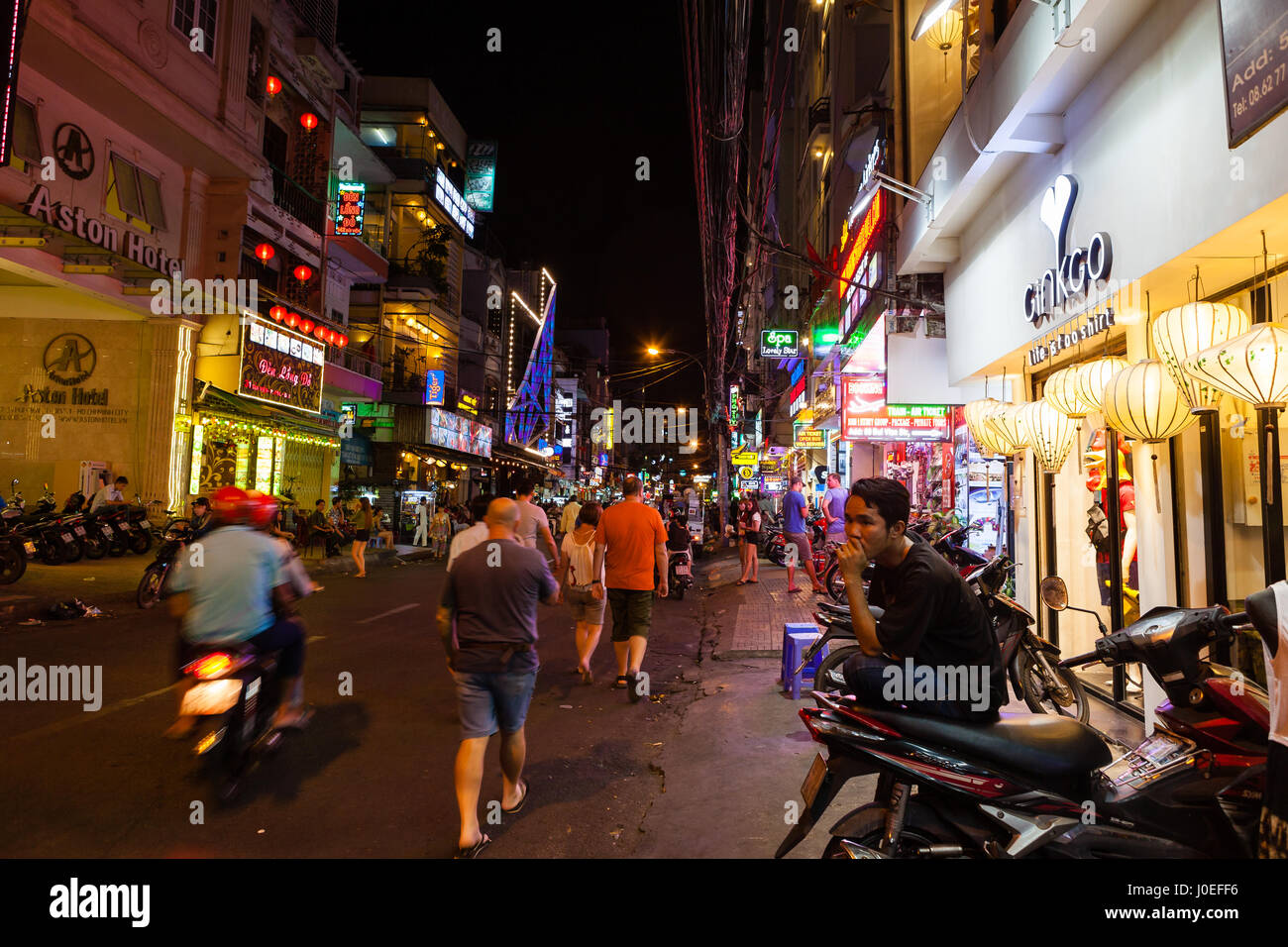Ho-Chi-Minh-Stadt (Saigon), Vietnam - 7. März 2017: Nachtleben auf der Straße von Saigon Stockfoto