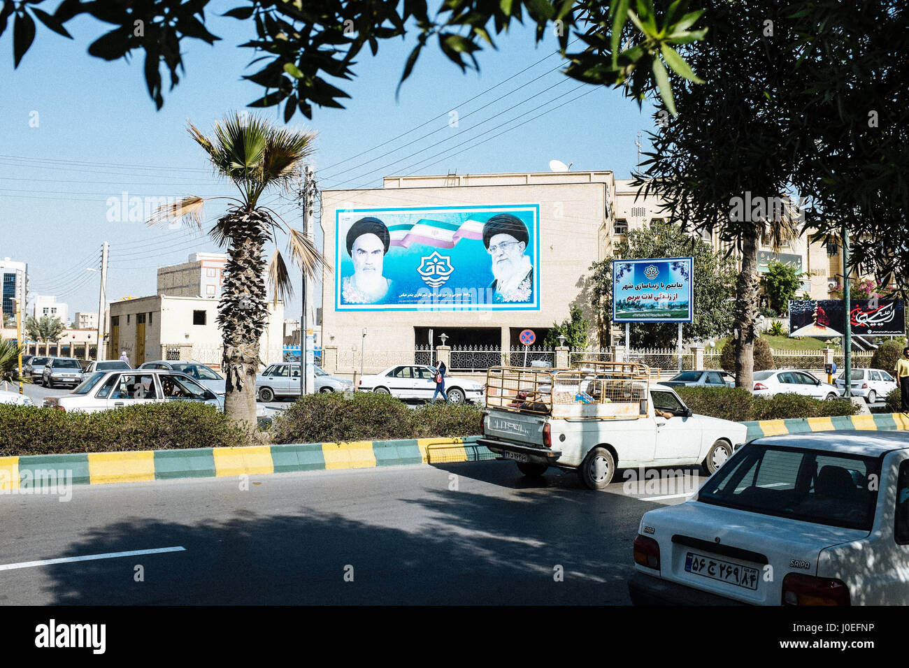 Ein riesiges Plakat der iranischer Führer Ali Khamenei und Ruhollah Khomeini hängt an einer Wand in Bandar Abbas, Iran. Stockfoto