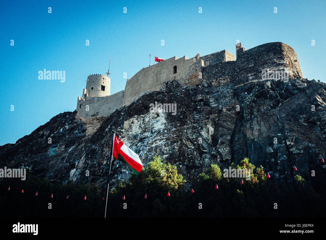 Das Mutrah Fort in Muttrah, Oman. Das Fort wurde von den Portugiesen erbaut, in der 1580's und aus der Muttrah Corniche ersichtlich. Stockfoto