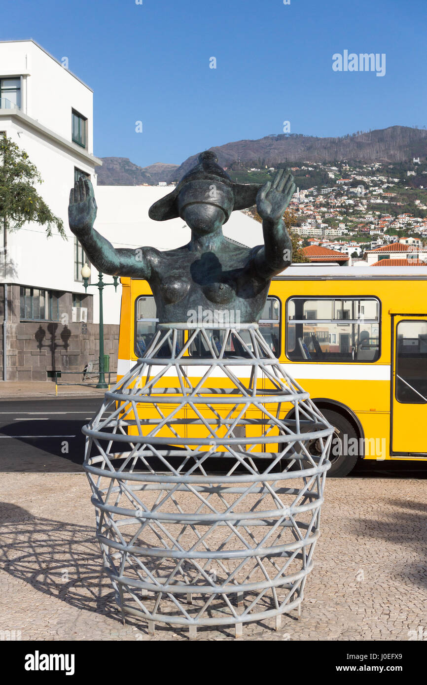 Eine Statue von einer mit verbundenen Augen Frau mit ihren Händen vor ihr an der Promenade in Funchal, Madeira. Stockfoto
