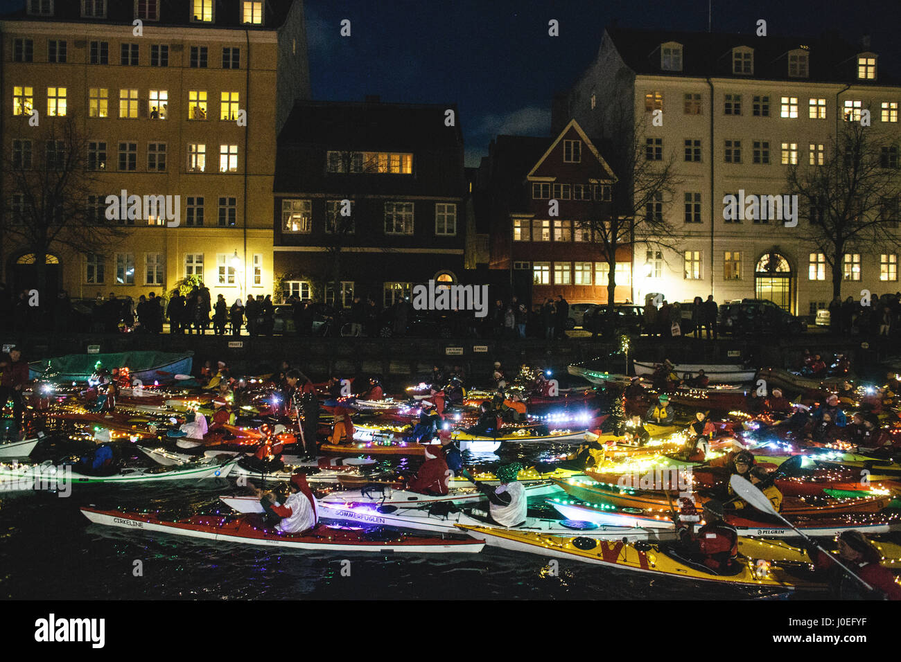 Hunderte von Paddler sind Kajak und feiern auf der jährlichen Winter Event Heilige Lucia-Tag in den Kanälen von Kopenhagen. Die Veranstaltung wird organisiert von K Stockfoto