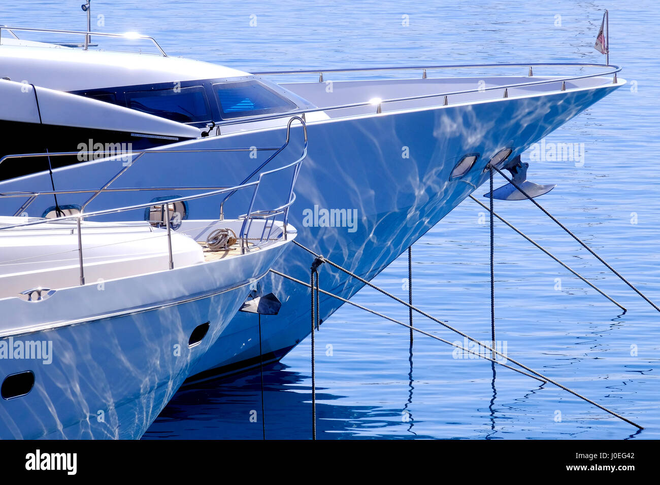 die Bögen der Luxus-Yachten vor Anker mit von% Wasser Stockfoto