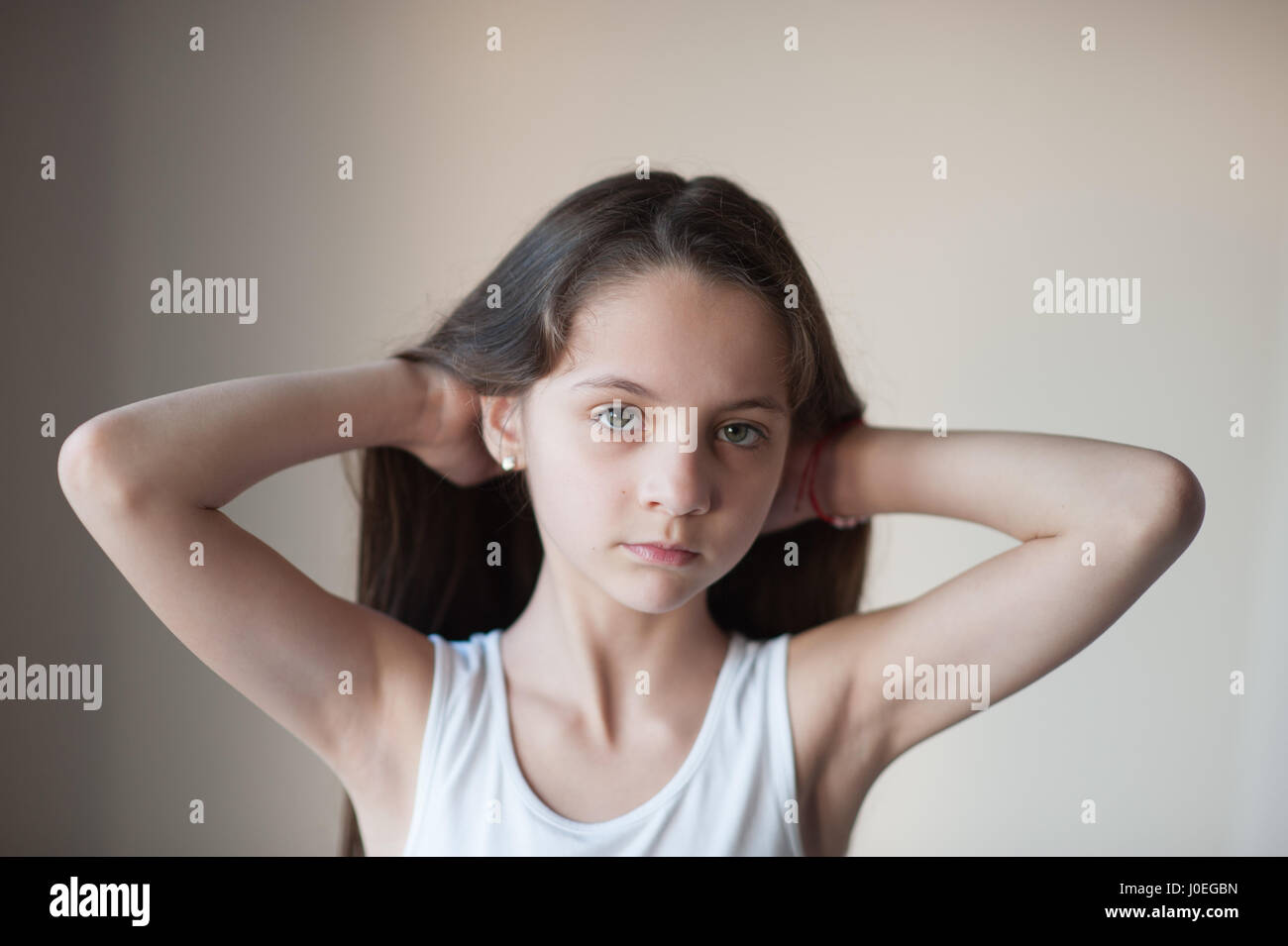 niedliche kleine Mädchen glättet ihr Haar Stockfoto