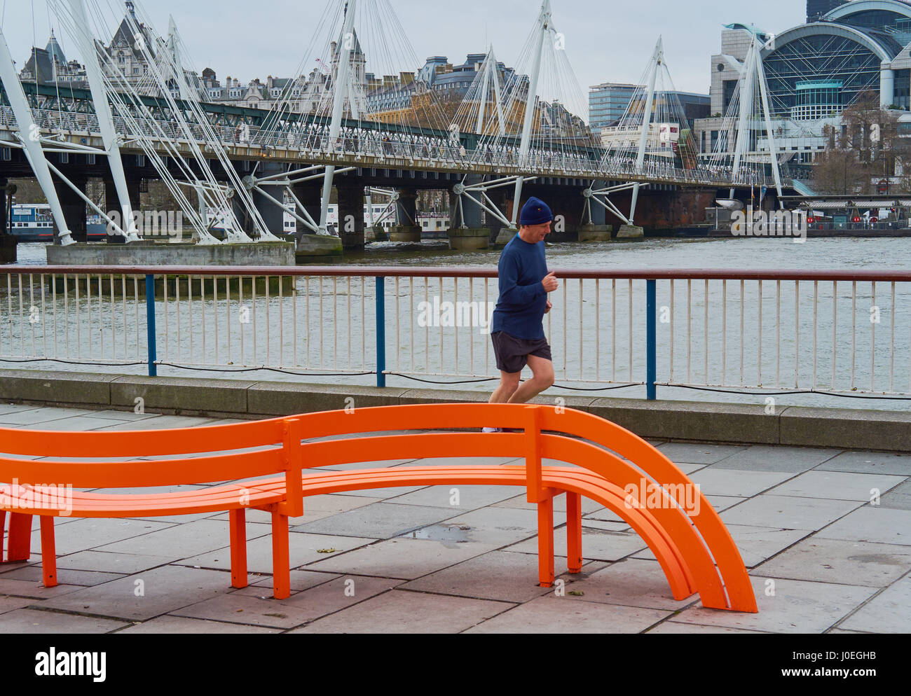 Mann läuft durch die Themse in der Nähe von Hungerford Bridge, South Bank, London, England, Europa Stockfoto