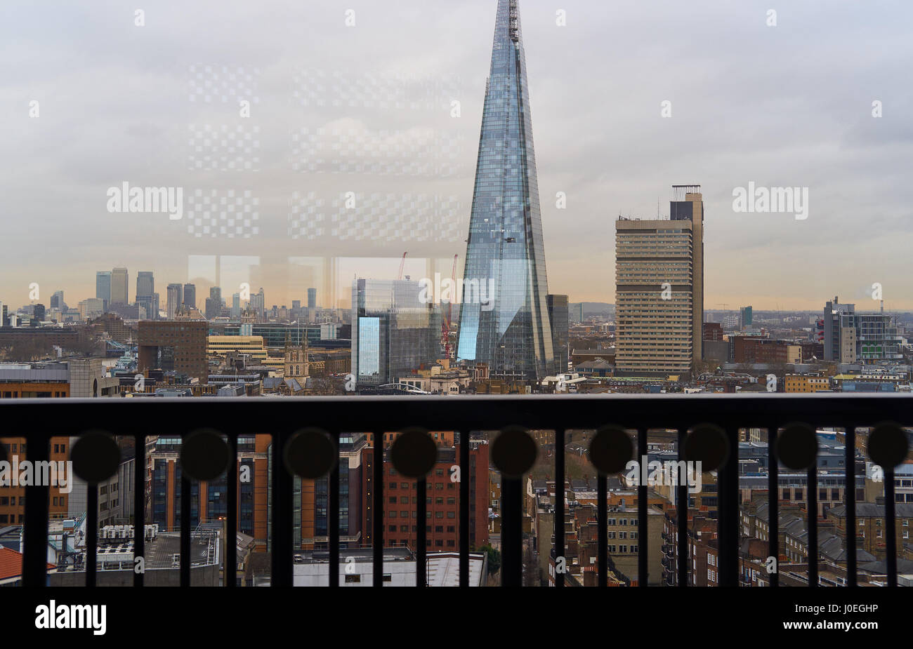 Der Shard und Londoner Stadtbild durch das Glas der Tate Modern Verlängerung, Schalter Haus (durch Herzog & de Meuron), South Bank, London, England Stockfoto