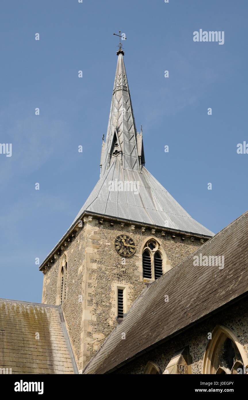 Kirche St. Helens Wheathampstead, Hertfordshire. Die Brosche Turmspitze mit Lead-Streifen im Fischgrätmuster, Stockfoto