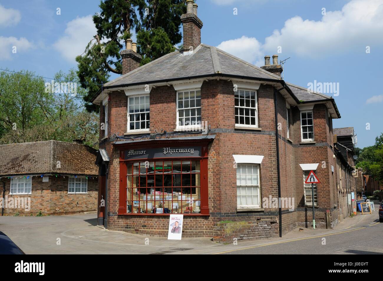 Schloss Apotheke, Wheathampstead, Hertfordshire, jetzt ein Apotheken-Shop, am unteren Ende der High Street, ist eine wunderbare achteckiges Gebäude Stockfoto