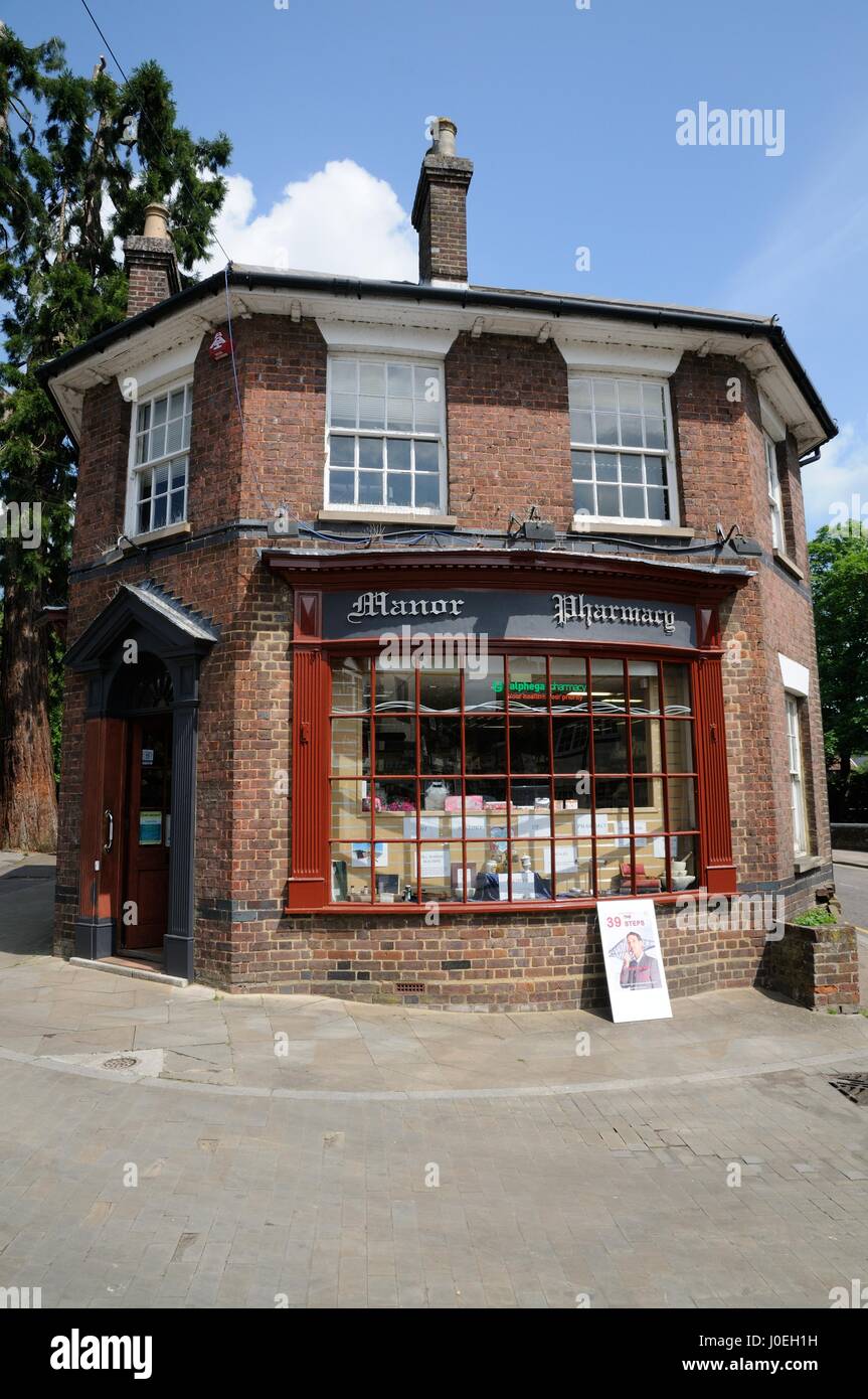 Schloss Apotheke, Wheathampstead, Hertfordshire, jetzt ein Apotheken-Shop, am unteren Ende der High Street, ist eine wunderbare achteckiges Gebäude Stockfoto