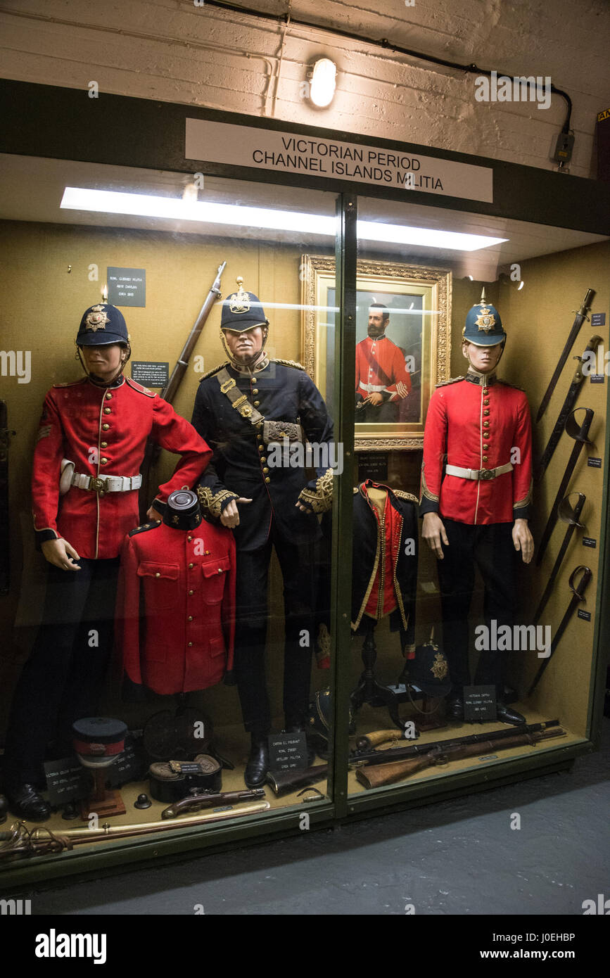 Ein Schaufenster der viktorianischen Periode Kanalinseln Miliz bei der La Valette unterirdischen Militärmuseum in St. Peter Port auf Guernsey in der Cha Stockfoto