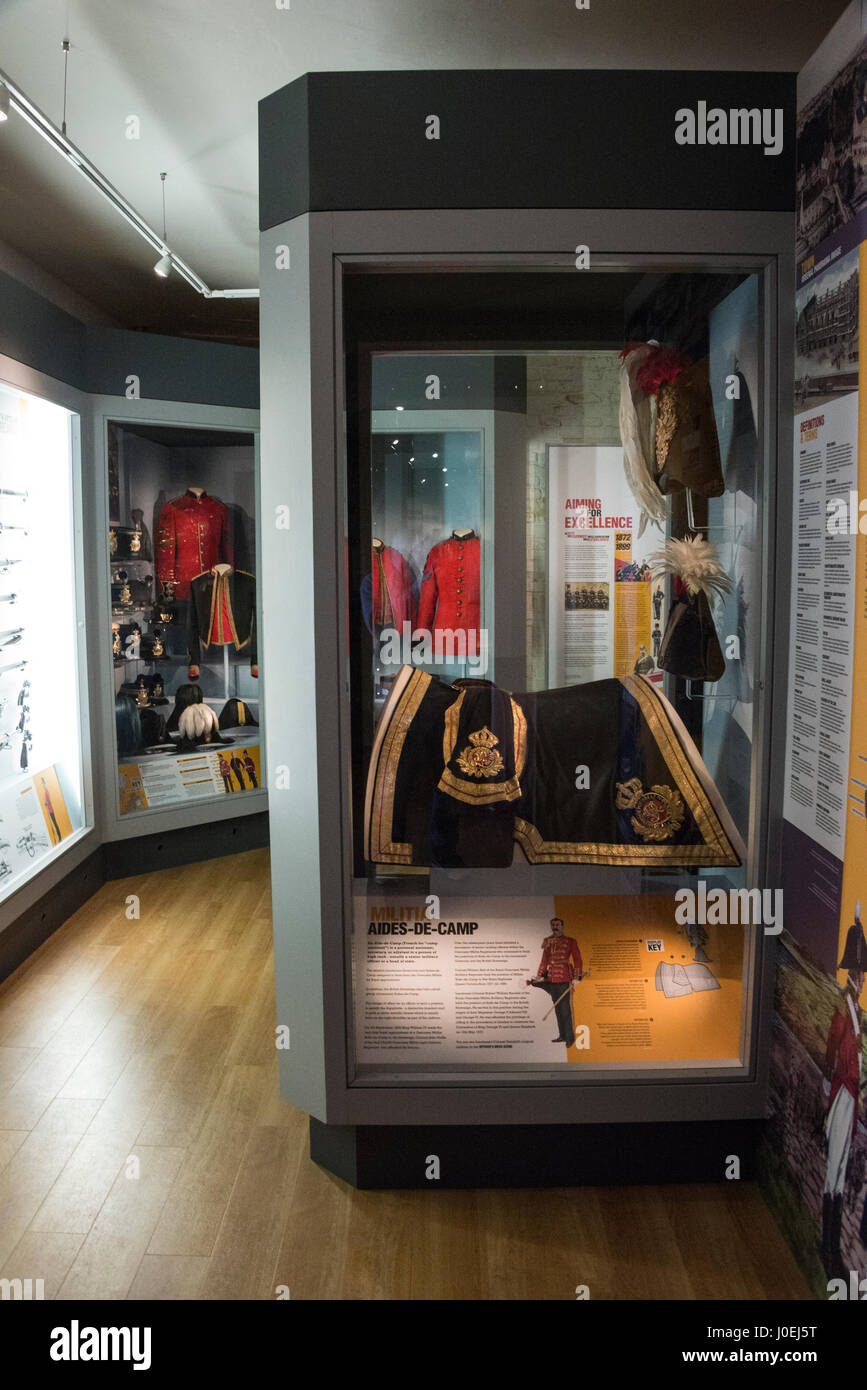 Uniformen im Royal Guernsey Miliz Regimental Museum, eines der 5 kleine Museen im Castle Cornet in St. Peter Port auf Guernsey, Channe Stockfoto