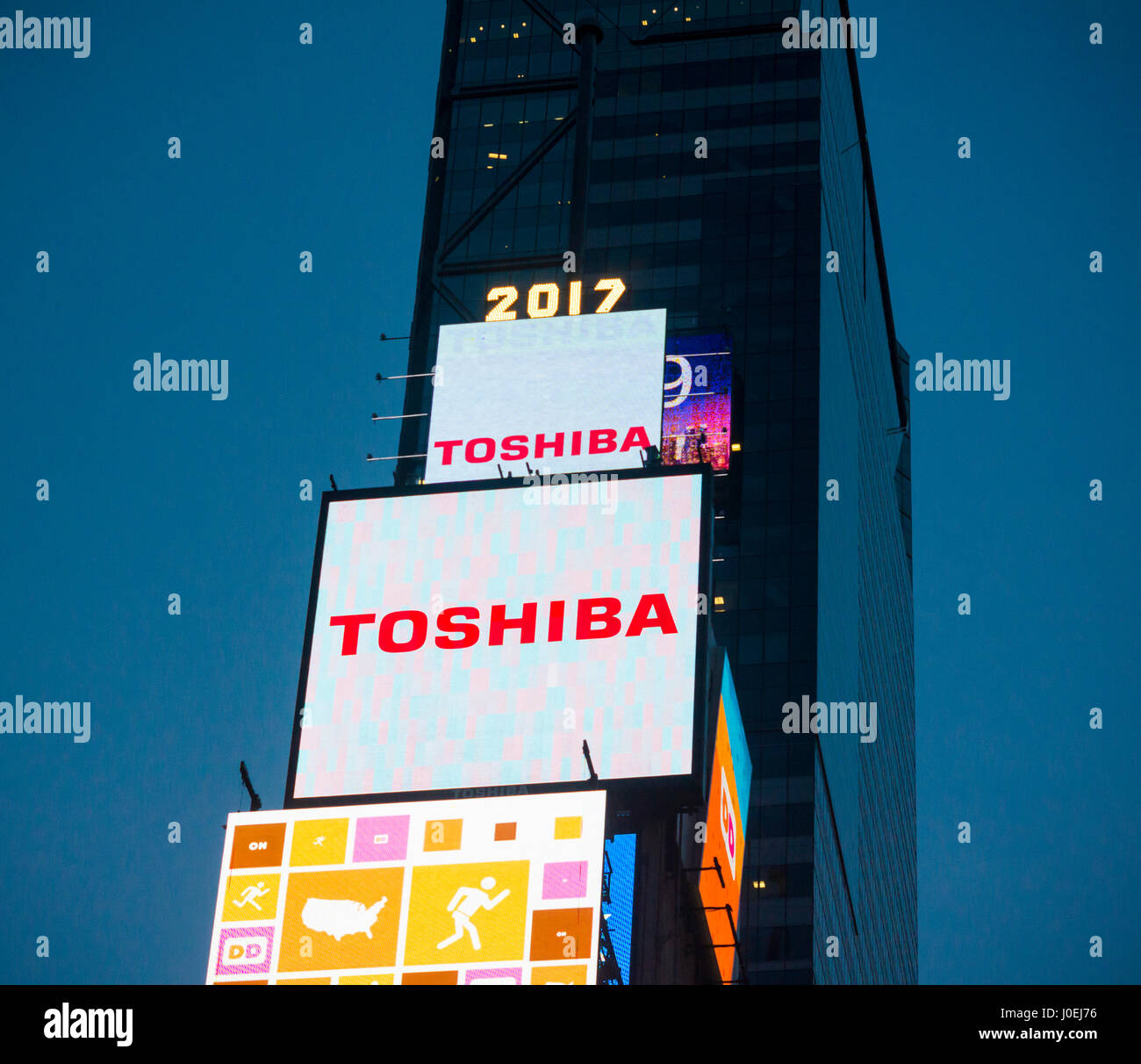 Die Toshiba-Zeichen leuchtet von One Times Square in New York auf Dienstag, 11. April 2017. Toshiba angekündigt, dass es "beträchtliche Unsicherheit" ob das Unternehmen weiter unter Berufung auf Verluste aus Westinghouse Electric nuclear Division.   (© Richard B. Levine) Stockfoto