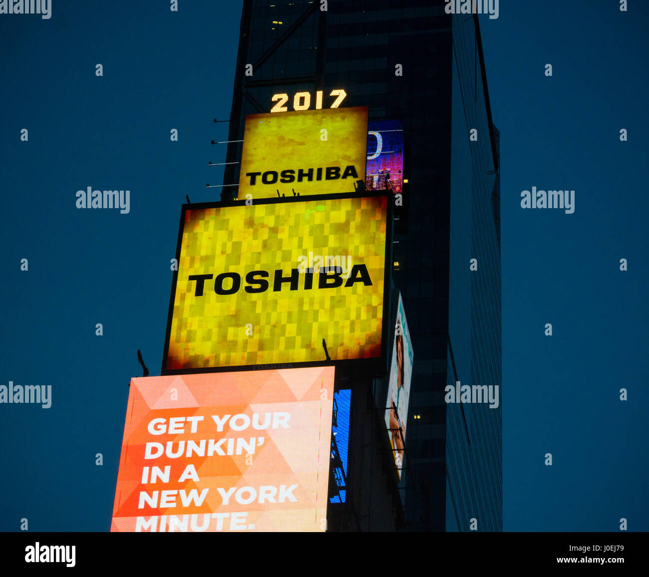 Die Toshiba-Zeichen leuchtet von One Times Square in New York auf Dienstag, 11. April 2017. Toshiba angekündigt, dass es "beträchtliche Unsicherheit" ob das Unternehmen weiter unter Berufung auf Verluste aus Westinghouse Electric nuclear Division.   (© Richard B. Levine) Stockfoto
