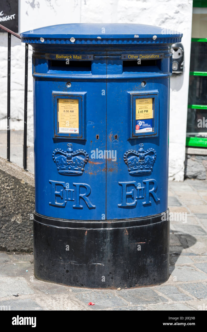 Eine blau lackiert Briefkasten in Guernsey. Kanalinseln, Großbritannien Stockfoto