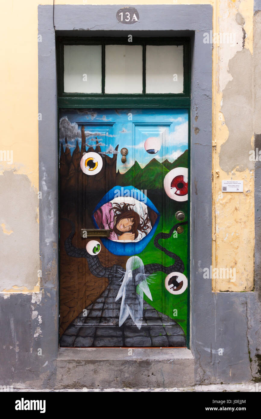 Eine surrealistische Malerei der Augäpfel; Teil einer Reihe von lackierten Türen von der "Kunst der offenen Türen" Projekt, Funchal, Madeira Stockfoto