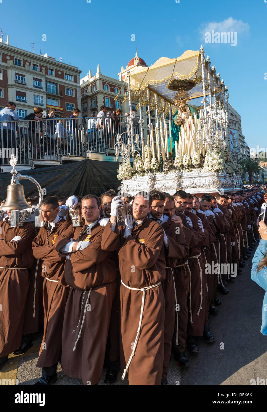 MALAGA, Spanien-APRIL 09 2017: unbekannter Menschen zu Fuß in die katholische Prozessionen 9. April 2017 Semena Santa in Malaga fordert, diese Prozessionen Ar Stockfoto